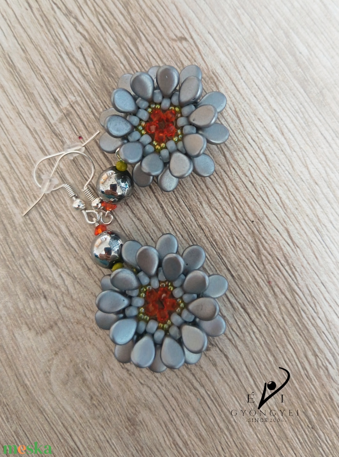 Matt ezüst színű virág fülbevaló - ékszer - fülbevaló - lógós kerek fülbevaló - Meska.hu Matt ezüst színű virág fülbevaló - ékszer - fülbevaló - lógós kerek fülbevaló - Meska.hu