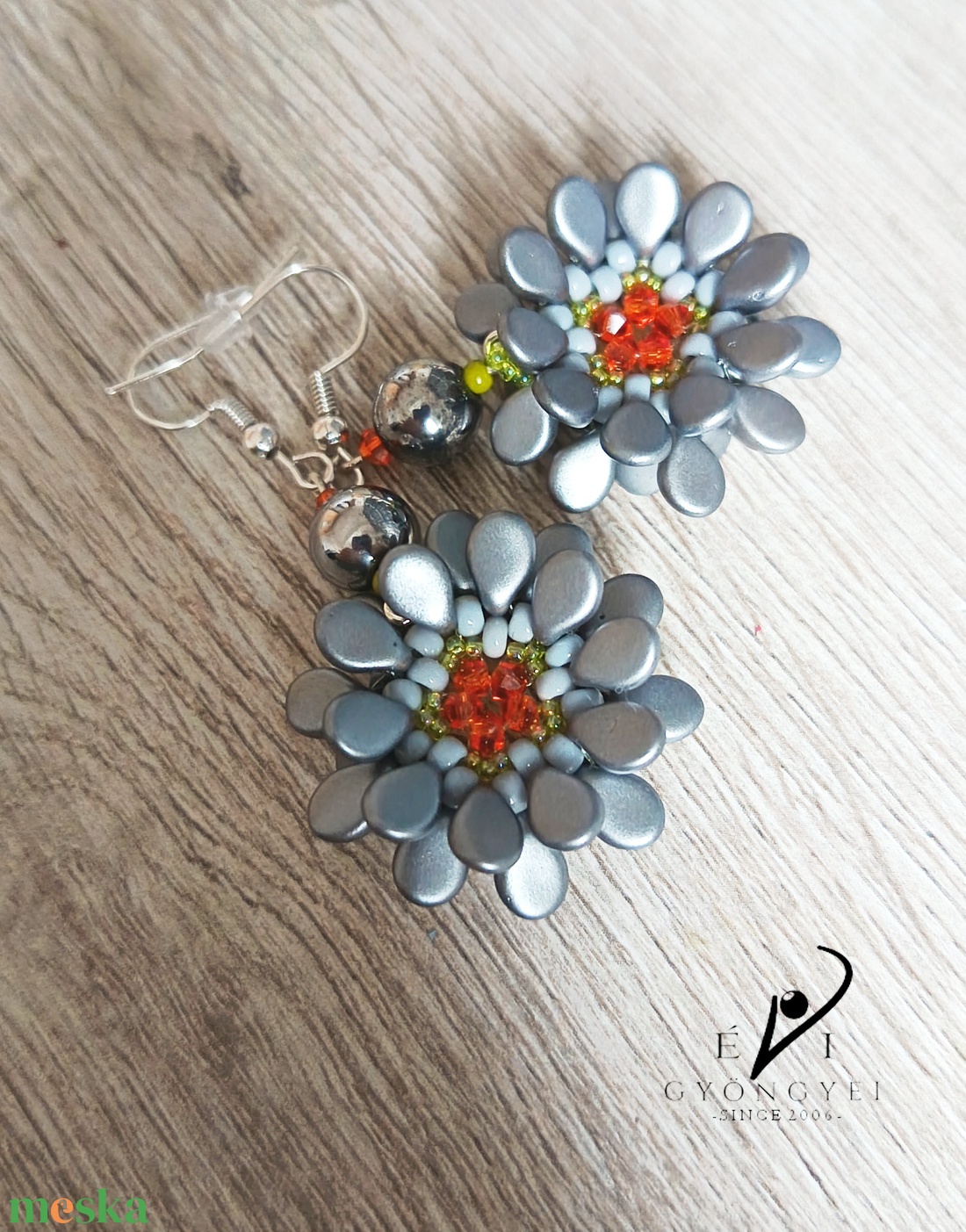 Matt ezüst színű virág fülbevaló - ékszer - fülbevaló - lógós kerek fülbevaló - Meska.hu Matt ezüst színű virág fülbevaló - ékszer - fülbevaló - lógós kerek fülbevaló - Meska.hu