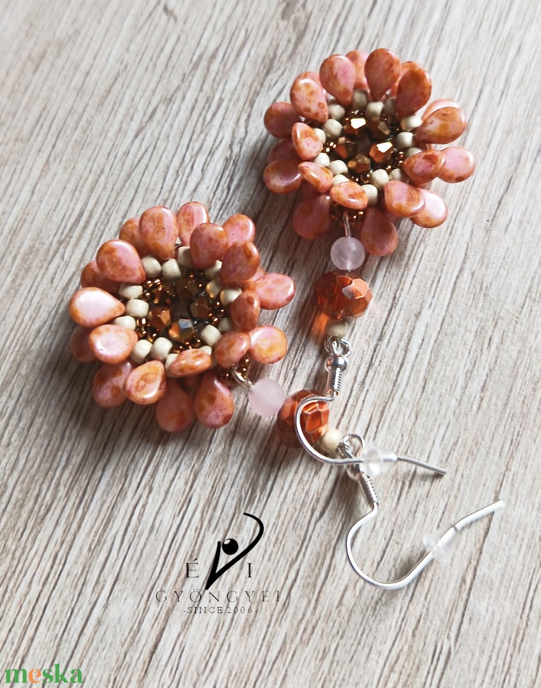 Lazac színű virág fülbevaló - ékszer - fülbevaló - lógós kerek fülbevaló - Meska.hu