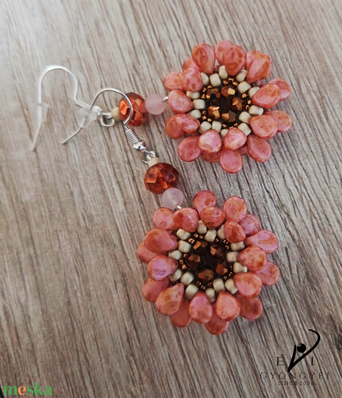 Lazac színű virág fülbevaló - ékszer - fülbevaló - lógós kerek fülbevaló - Meska.hu