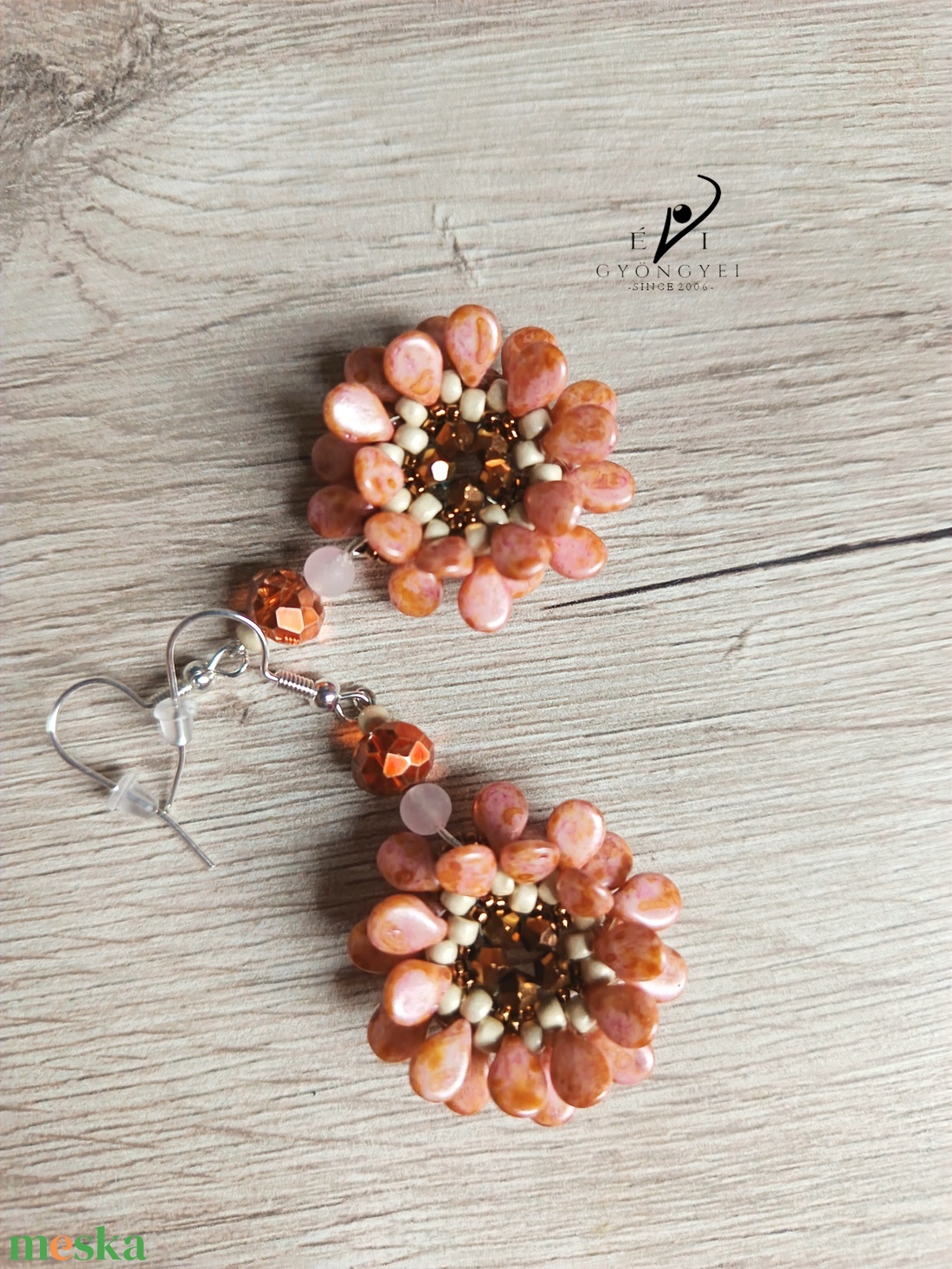 Lazac színű virág fülbevaló - ékszer - fülbevaló - lógós kerek fülbevaló - Meska.hu