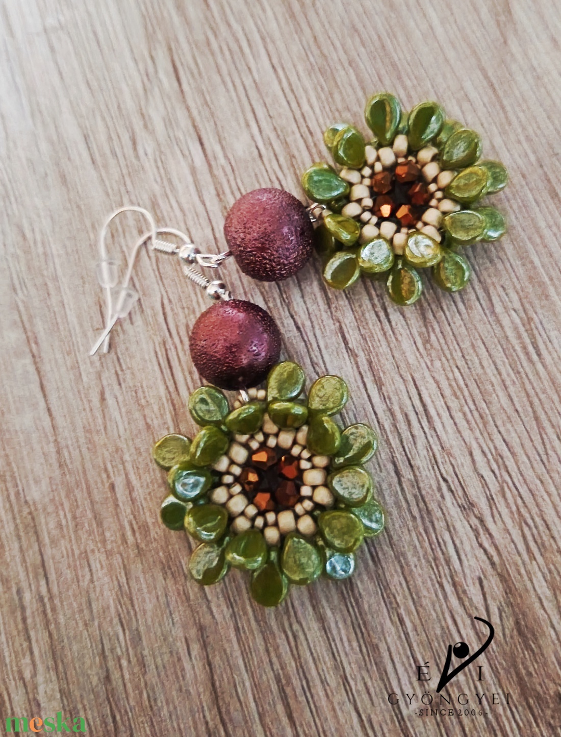 Zöld virág fülbevaló - ékszer - fülbevaló - lógós kerek fülbevaló - Meska.hu