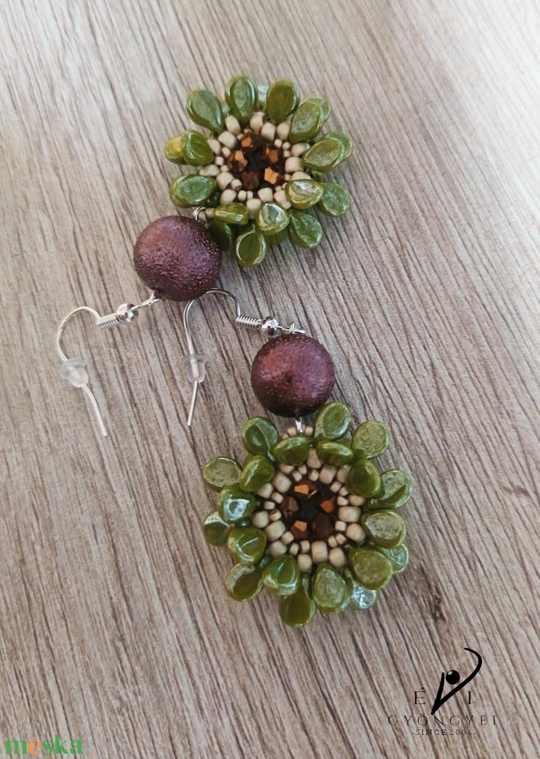 Zöld virág fülbevaló - ékszer - fülbevaló - lógós kerek fülbevaló - Meska.hu
