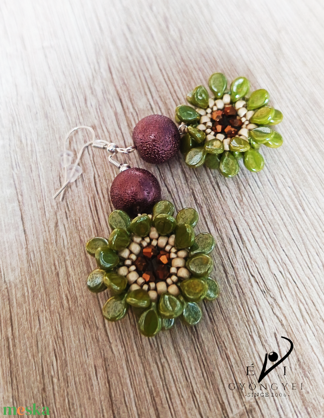 Zöld virág fülbevaló - ékszer - fülbevaló - lógós kerek fülbevaló - Meska.hu