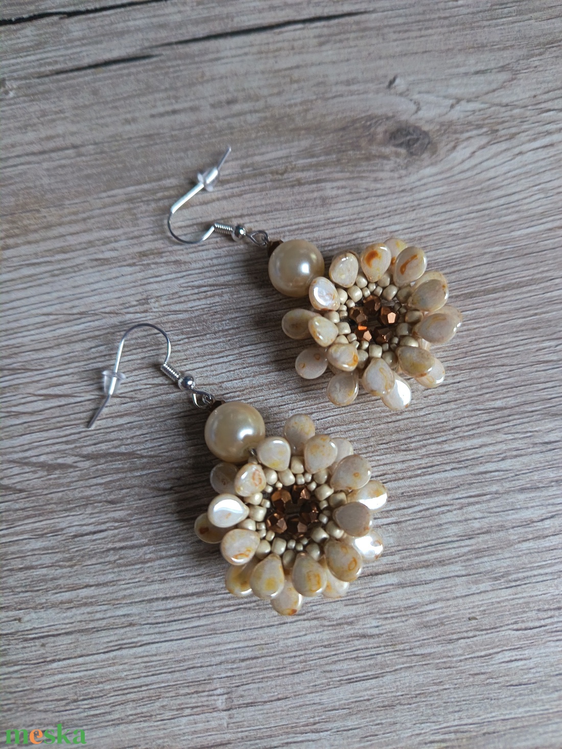 Elefántcsont színű virág fülbevaló - ékszer - fülbevaló - lógós kerek fülbevaló - Meska.hu