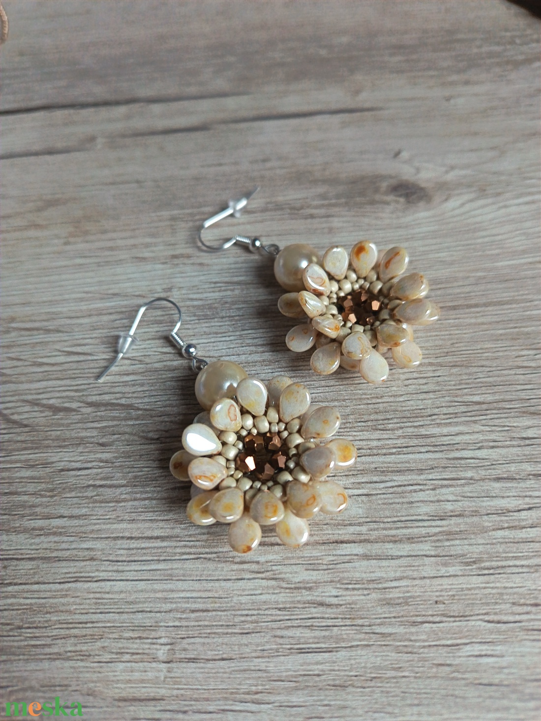 Elefántcsont színű virág fülbevaló - ékszer - fülbevaló - lógós kerek fülbevaló - Meska.hu