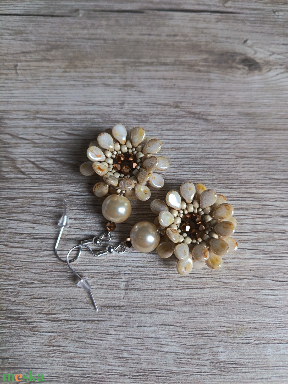 Elefántcsont színű virág fülbevaló - ékszer - fülbevaló - lógós kerek fülbevaló - Meska.hu