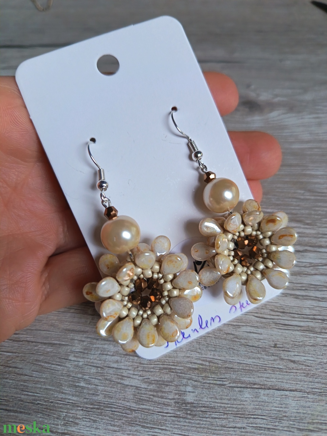 Elefántcsont színű virág fülbevaló - ékszer - fülbevaló - lógós kerek fülbevaló - Meska.hu
