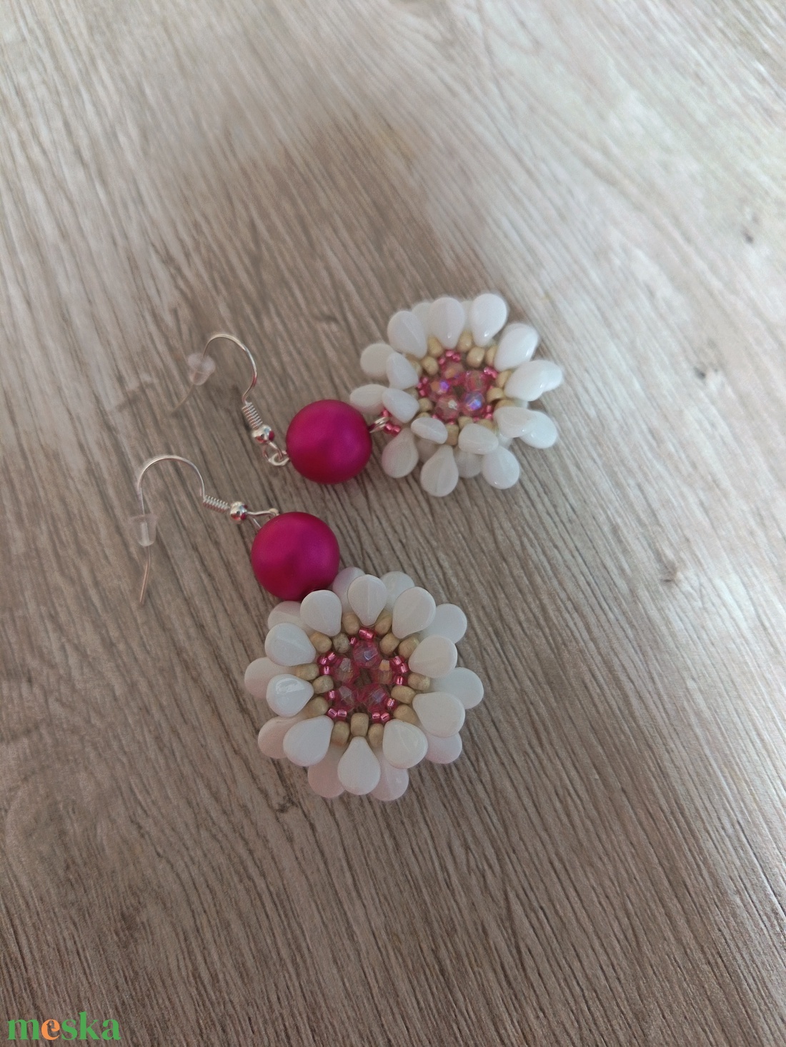 Pink és fehér színű virág fülbevaló - ékszer - fülbevaló - lógós kerek fülbevaló - Meska.hu