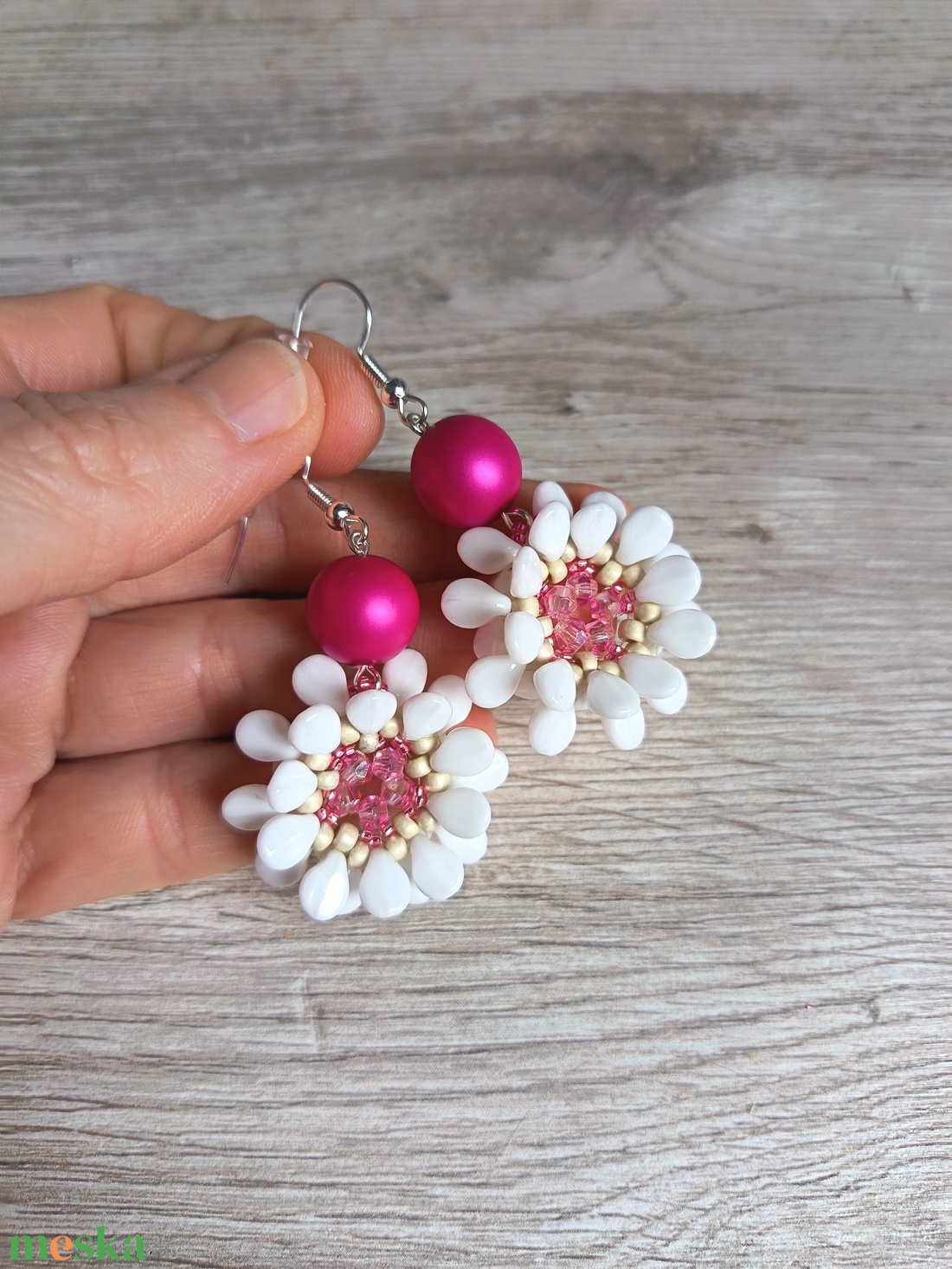Pink és fehér színű virág fülbevaló - ékszer - fülbevaló - lógós kerek fülbevaló - Meska.hu