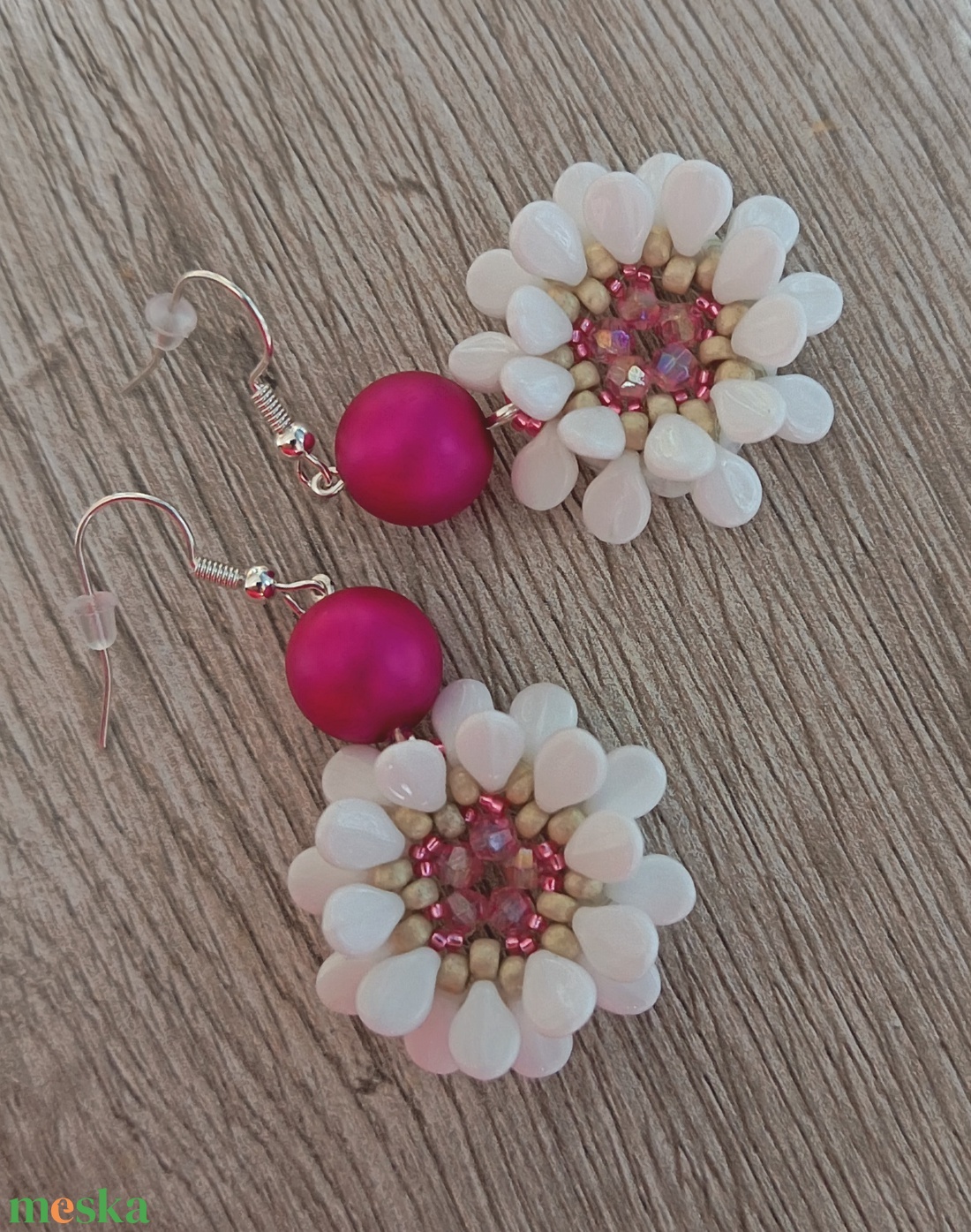 Pink és fehér színű virág fülbevaló - ékszer - fülbevaló - lógós kerek fülbevaló - Meska.hu