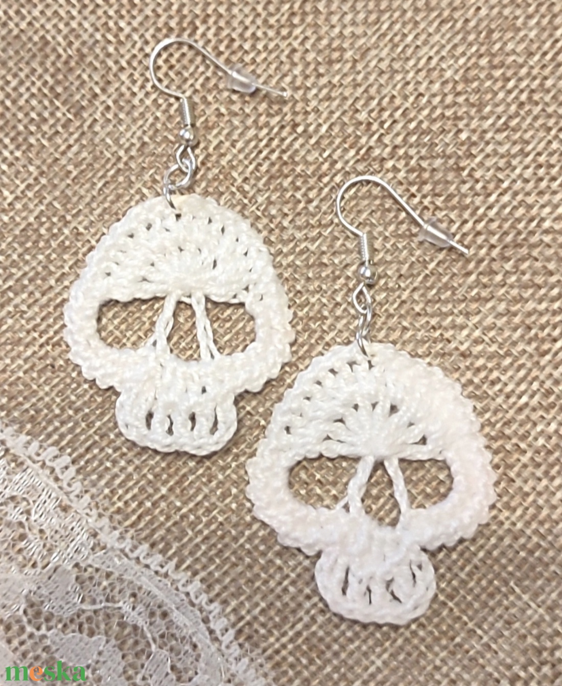 Horgolt koponya fülbevaló  - ékszer - fülbevaló - fülékszer - Meska.hu