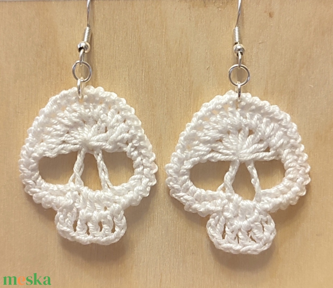 Horgolt koponya fülbevaló  - ékszer - fülbevaló - fülékszer - Meska.hu