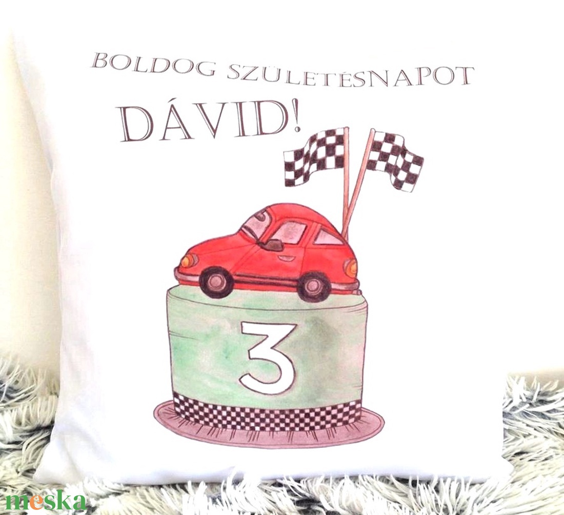 Egyedi születésnapos tortás kisautós díszpárna kisfiúknak névvel és évszámmal, egyedi ajándék névpárna, huzat+belső - otthon & életmód - lakástextil - párna & párnahuzat - Meska.hu
