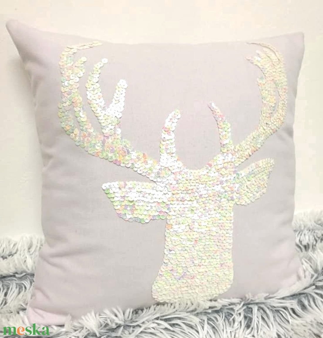 Karácsonyi szarvasos díszpárna flitter hímzéssel, Jégvarázs gyöngyház flitteres díszpárna, huzat+belső párna (40x40cm) - karácsony - Meska.hu