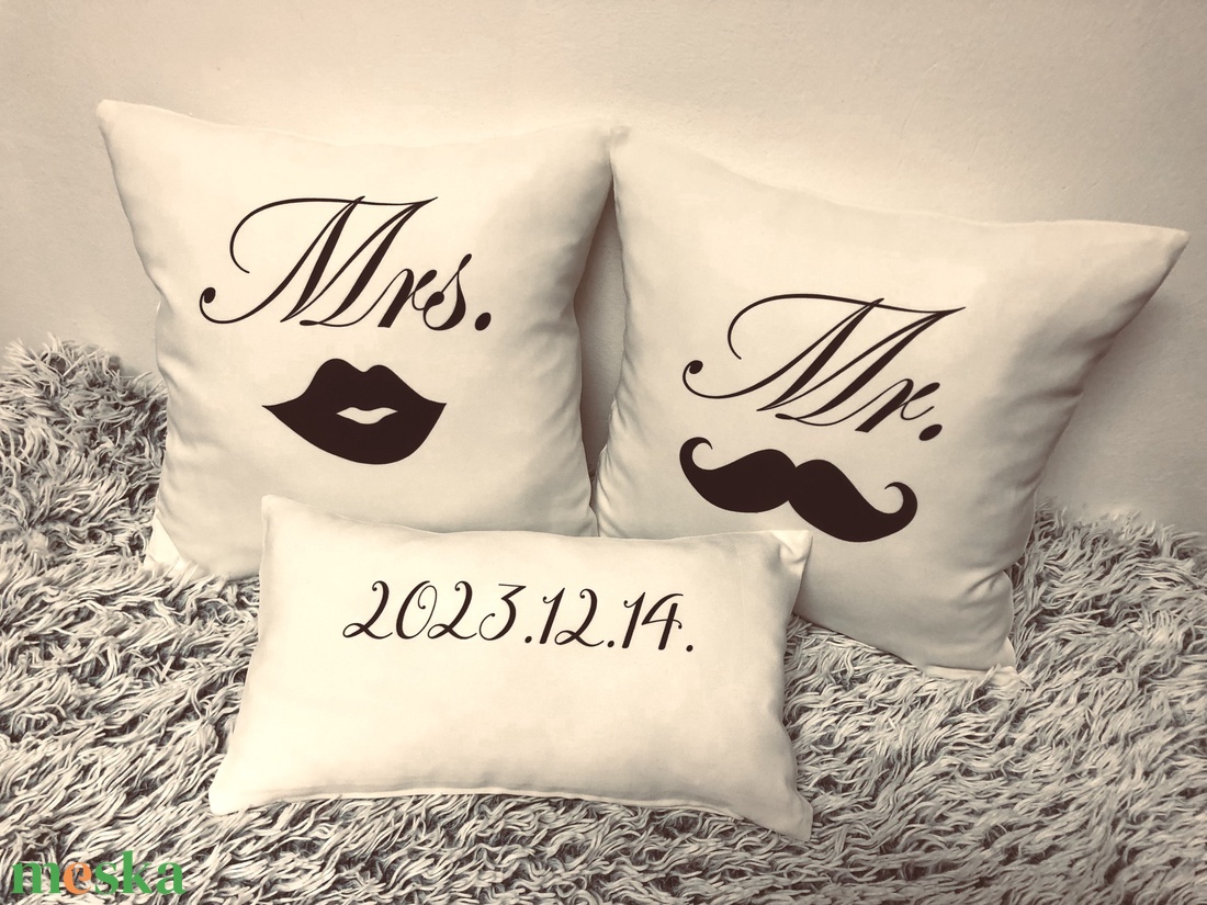 Mr. és Mrs. egyedi párna szett évfordulóra pároknak, páros ajándék, esküvői ajándék huzat + belső párnák - esküvő - emlék & ajándék - nászajándék - esküvői párna - Meska.hu