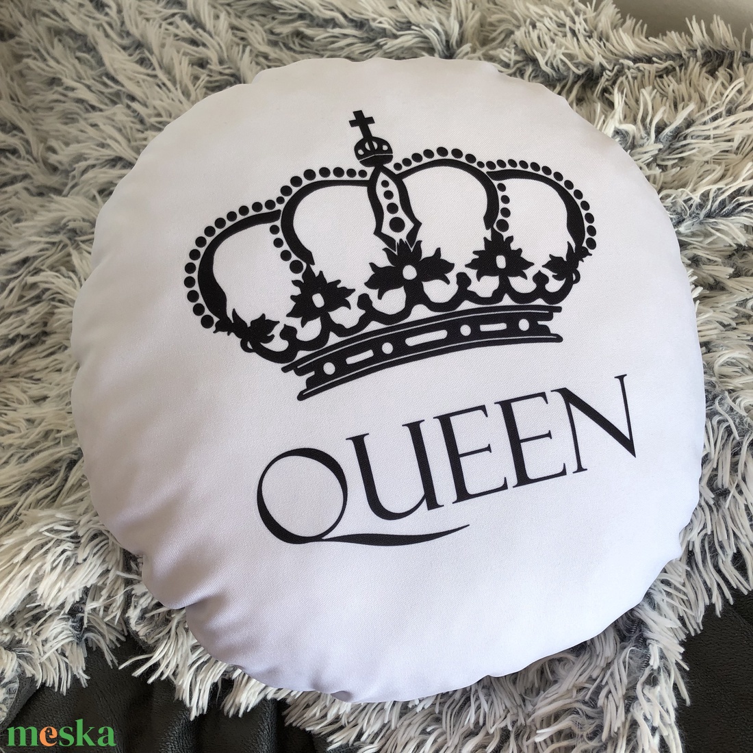 Queen grafikás körpárna, csajos szoba díszpárna, dekorparna - otthon & életmód - lakástextil - párna & párnahuzat - Meska.hu
