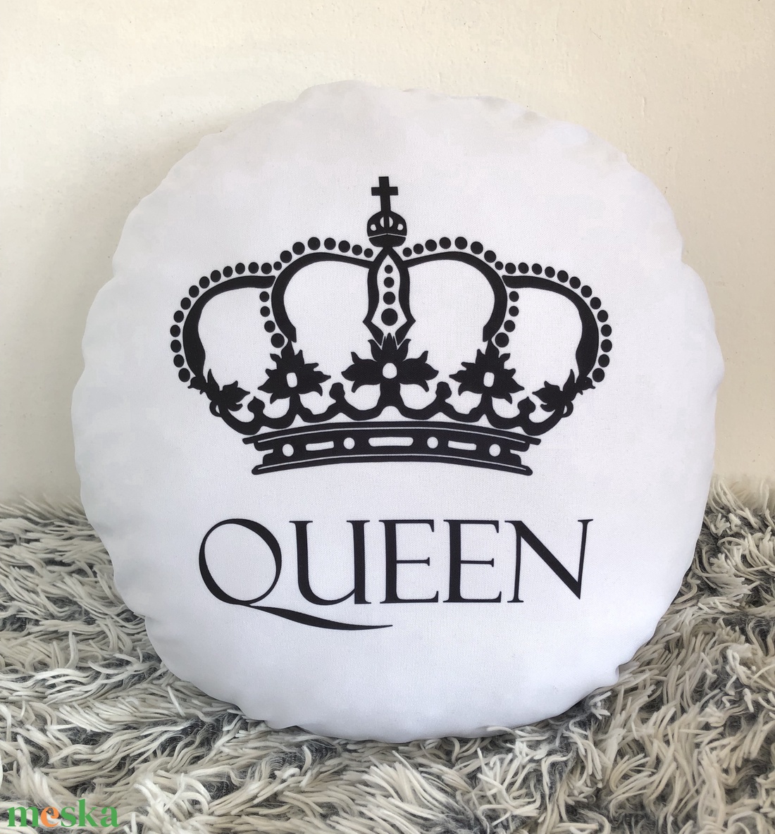 Queen grafikás körpárna, csajos szoba díszpárna, dekorparna - otthon & életmód - lakástextil - párna & párnahuzat - Meska.hu