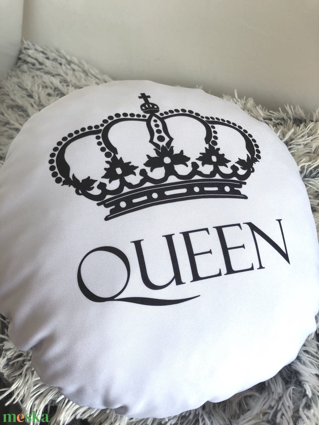 Queen grafikás körpárna, csajos szoba díszpárna, dekorparna - otthon & életmód - lakástextil - párna & párnahuzat - Meska.hu