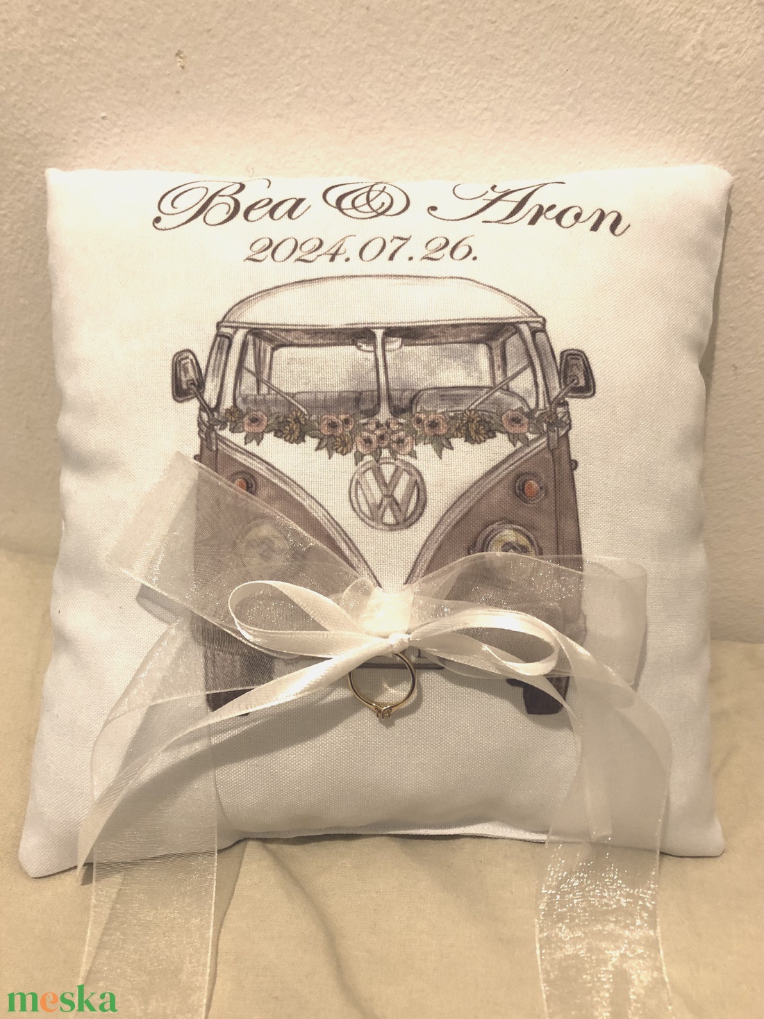 Gyűrűpárna esküvőre, retro buszos minta, selyemszalagokkal, középre helyezhetők a gyűrűk, elegáns gyűrűpárna - esküvő - kiegészítők - gyűrűtartó & gyűrűpárna - Meska.hu Gyűrűpárna esküvőre, retro buszos minta, selyemszalagokkal, középre helyezhetők a gyűrűk, elegáns gyűrűpárna - esküvő - kiegészítők - gyűrűtartó & gyűrűpárna - Meska.hu