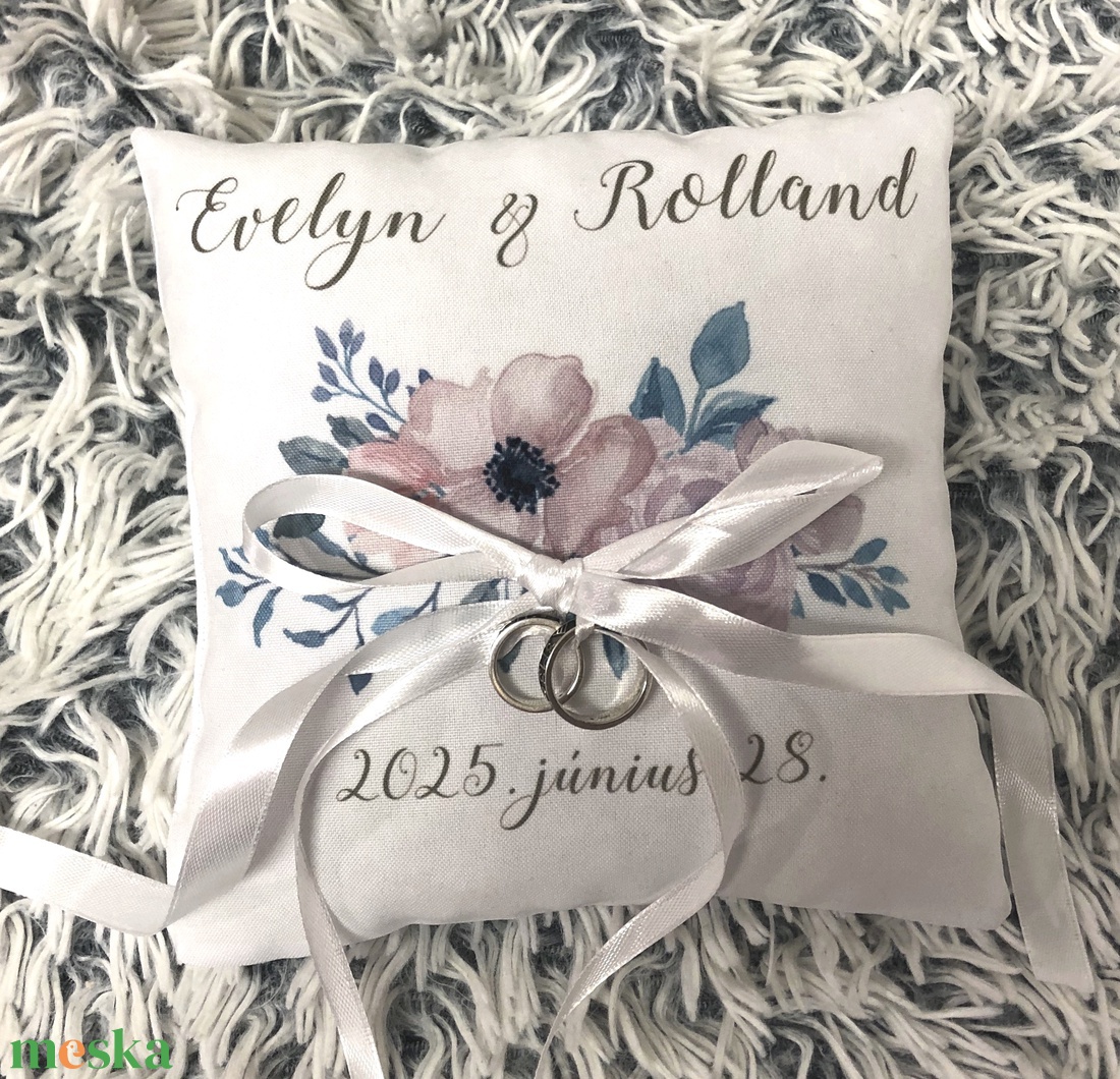 Egyedi virágos gyűrűpárna esküvőre nevekkel, dátummal, a szalagokkal középre helyezhetők a gyűrűk, elegáns gyűrűpárna - esküvő - kiegészítők - gyűrűtartó & gyűrűpárna - Meska.hu Egyedi virágos gyűrűpárna esküvőre nevekkel, dátummal, a szalagokkal középre helyezhetők a gyűrűk, elegáns gyűrűpárna - esküvő - kiegészítők - gyűrűtartó & gyűrűpárna - Meska.hu