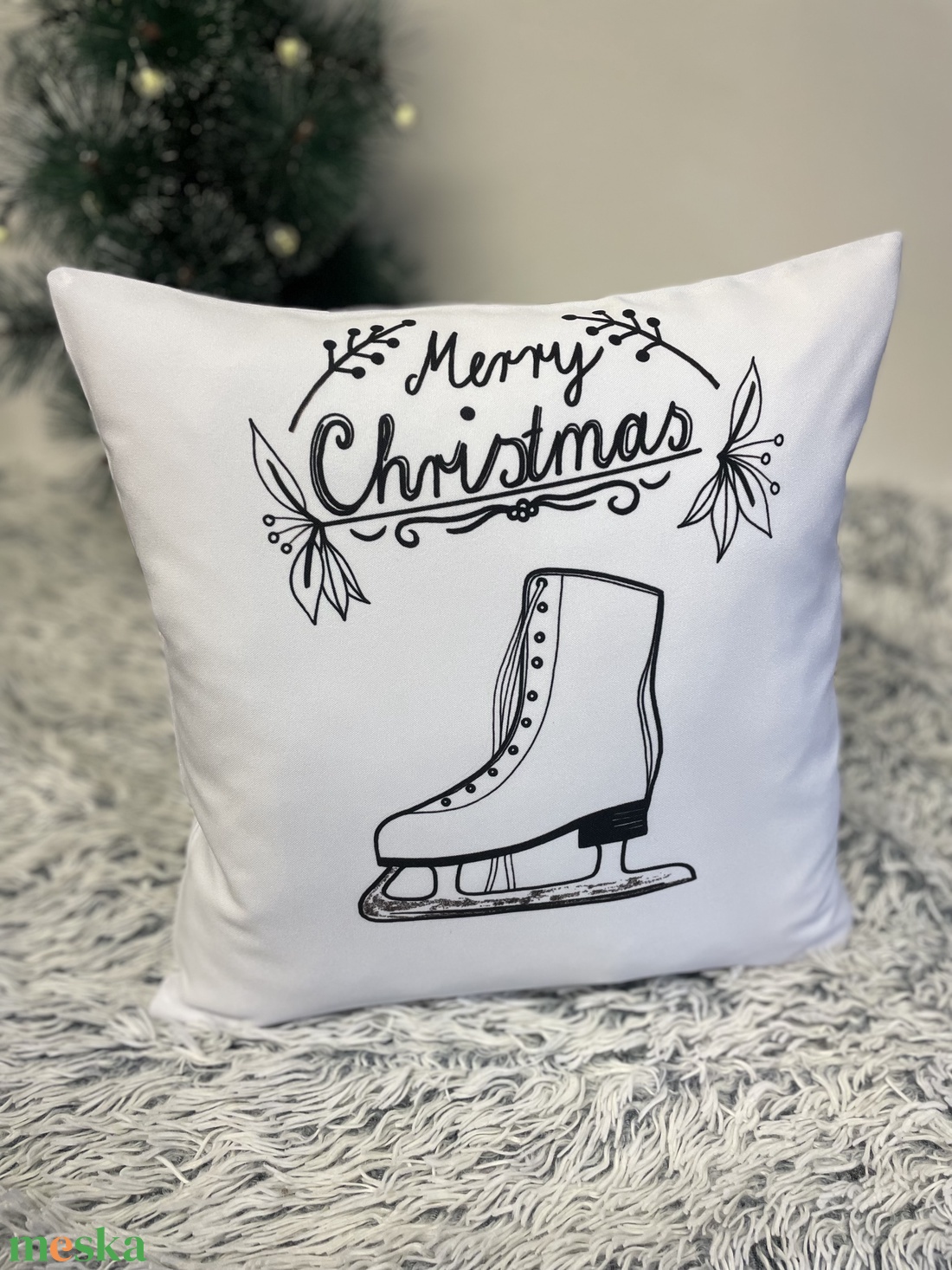 Jégkorcsolya karácsonyi ajándék, Dekorpárna korcsolyázó szarvas hópelyhekkel, huzat + belső párna, Mikulás - karácsony - karácsonyi lakásdekoráció - karácsonyi lakásdíszek - Meska.hu