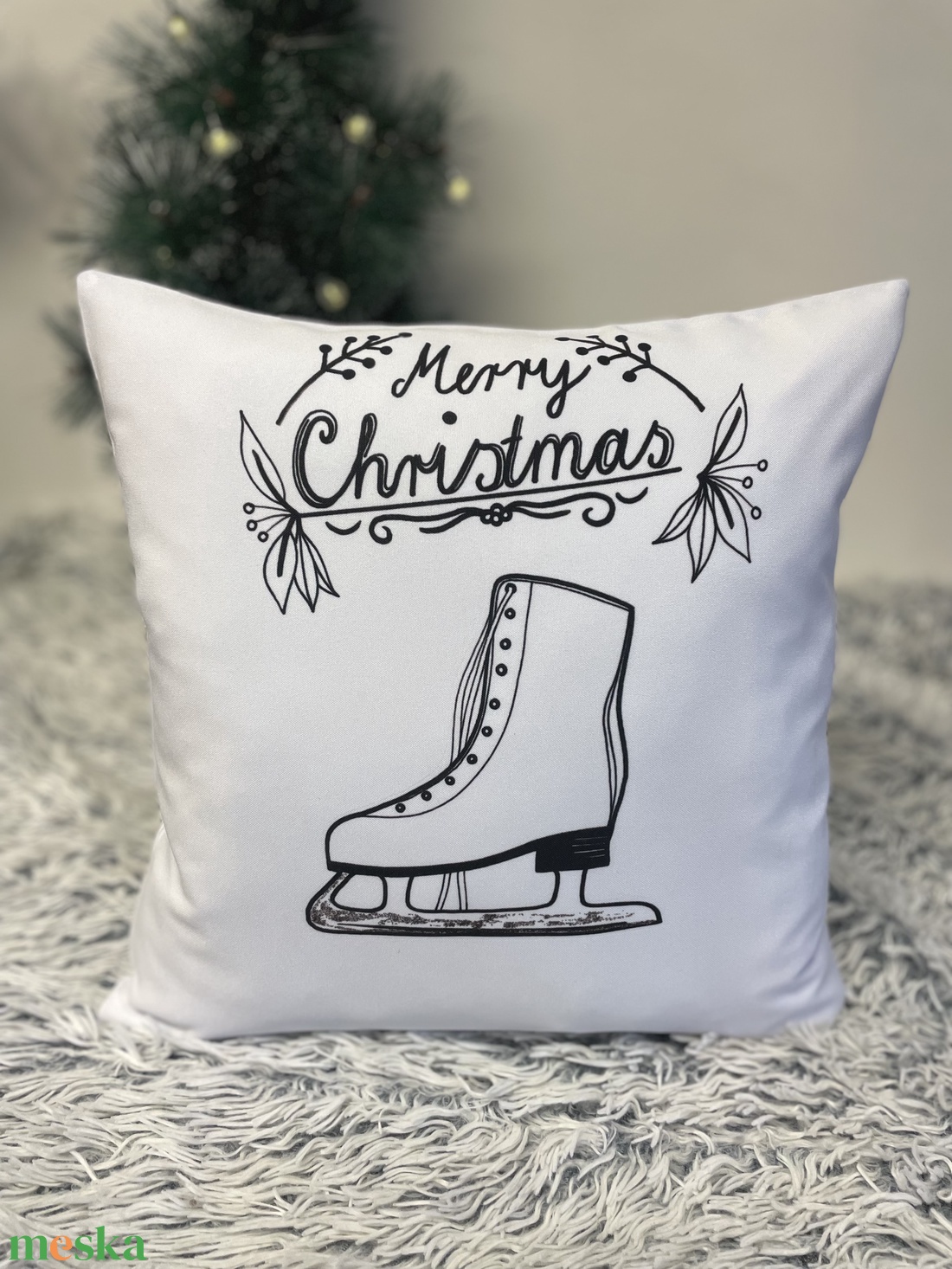 Jégkorcsolya karácsonyi ajándék, Dekorpárna korcsolyázó szarvas hópelyhekkel, huzat + belső párna, Mikulás - karácsony - karácsonyi lakásdekoráció - karácsonyi lakásdíszek - Meska.hu
