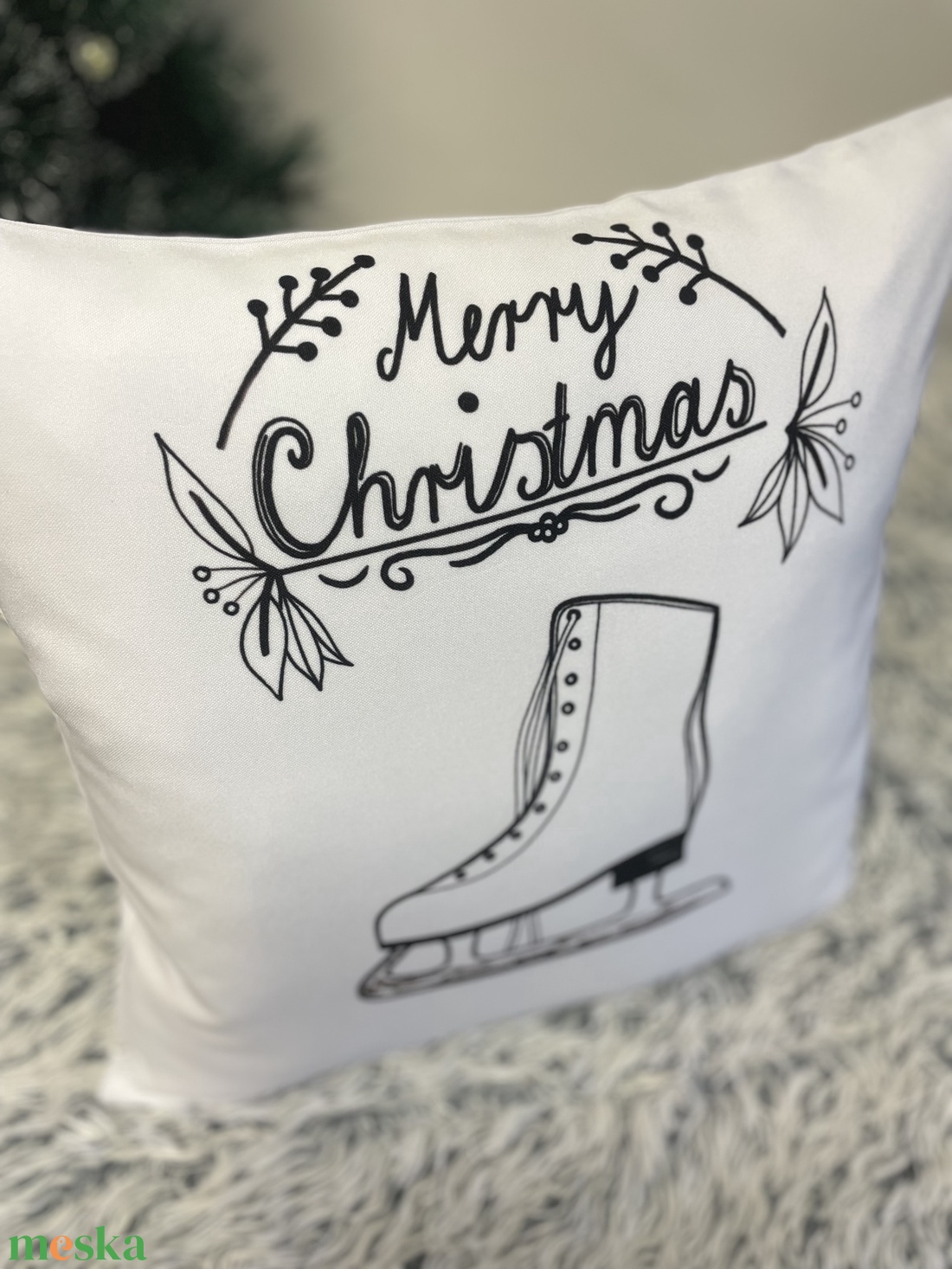 Jégkorcsolya karácsonyi ajándék, Dekorpárna korcsolyázó szarvas hópelyhekkel, huzat + belső párna, Mikulás - karácsony - karácsonyi lakásdekoráció - karácsonyi lakásdíszek - Meska.hu