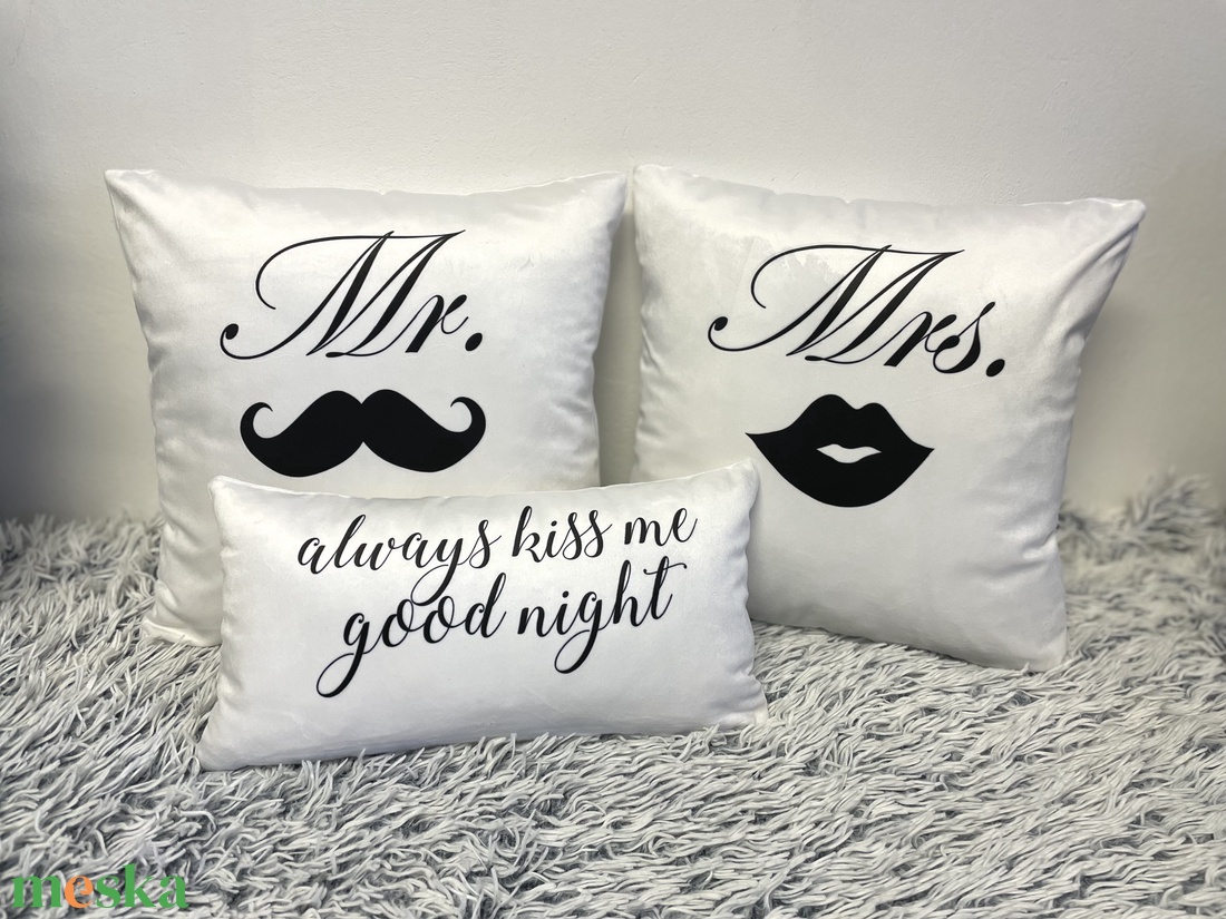 Mr. és Mrs. Plüss-bársony egyedi párna szett Esküvőre, Évfordulóra, Valentin napra pároknak, páros ajándék, huzat+belsől - esküvő - emlék & ajándék - nászajándék - esküvői párna - Meska.hu