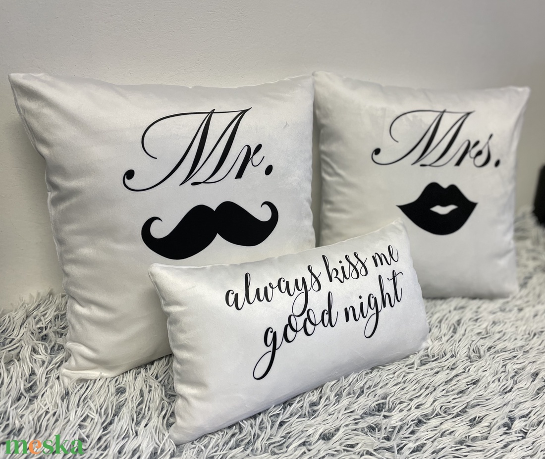 Mr. és Mrs. Plüss-bársony egyedi párna szett Esküvőre, Évfordulóra, Valentin napra pároknak, páros ajándék, huzat+belsől - esküvő - emlék & ajándék - nászajándék - esküvői párna - Meska.hu
