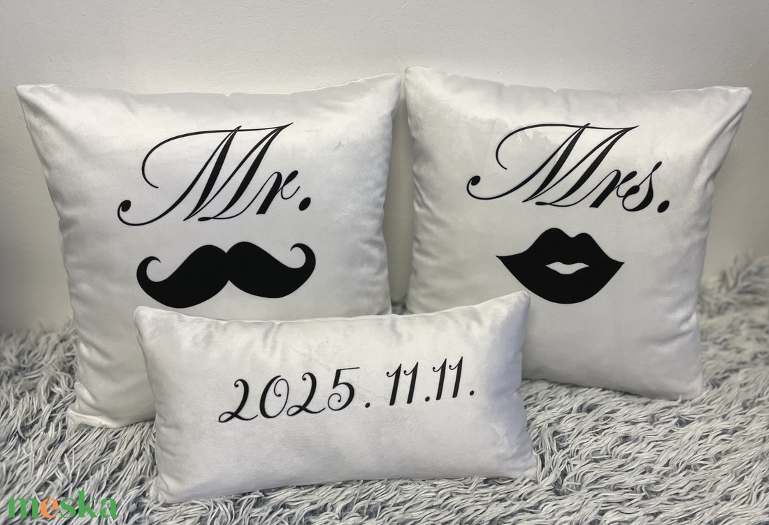 Mr. és Mrs. Plüss-bársony egyedi párna szett Esküvőre, Évfordulóra, Valentin napra pároknak, páros ajándék, huzat+belsől - esküvő - emlék & ajándék - nászajándék - esküvői párna - Meska.hu