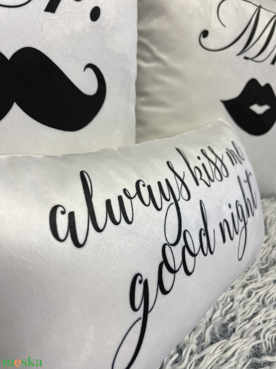 Mr. és Mrs. Plüss-bársony egyedi párna szett Esküvőre, Évfordulóra, Valentin napra pároknak, páros ajándék, huzat+belsől - esküvő - emlék & ajándék - nászajándék - esküvői párna - Meska.hu