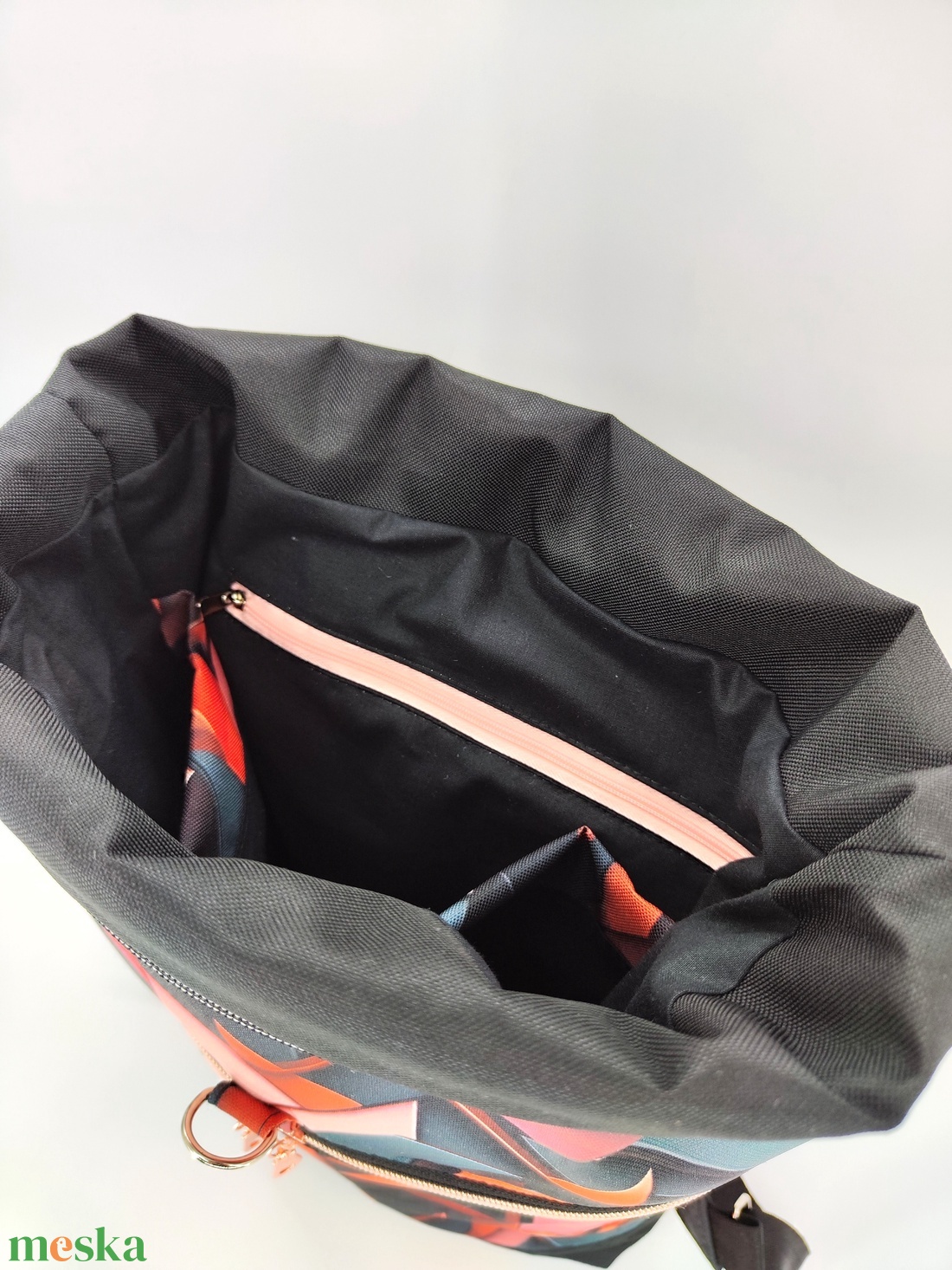 Roll top hátizsák L méret, fekete rózsaszín geometriai minta - táska & tok - hátizsák - roll top hátizsák - Meska.hu