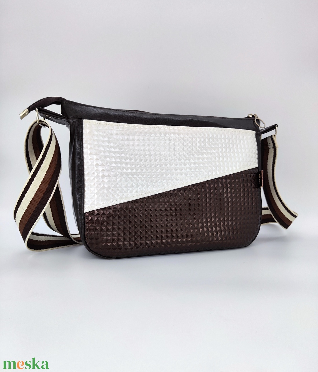 Lady oldaltásak L, Barna-fehér minta - táska & tok - kézitáska & válltáska - vállon átvethető táska - Meska.hu