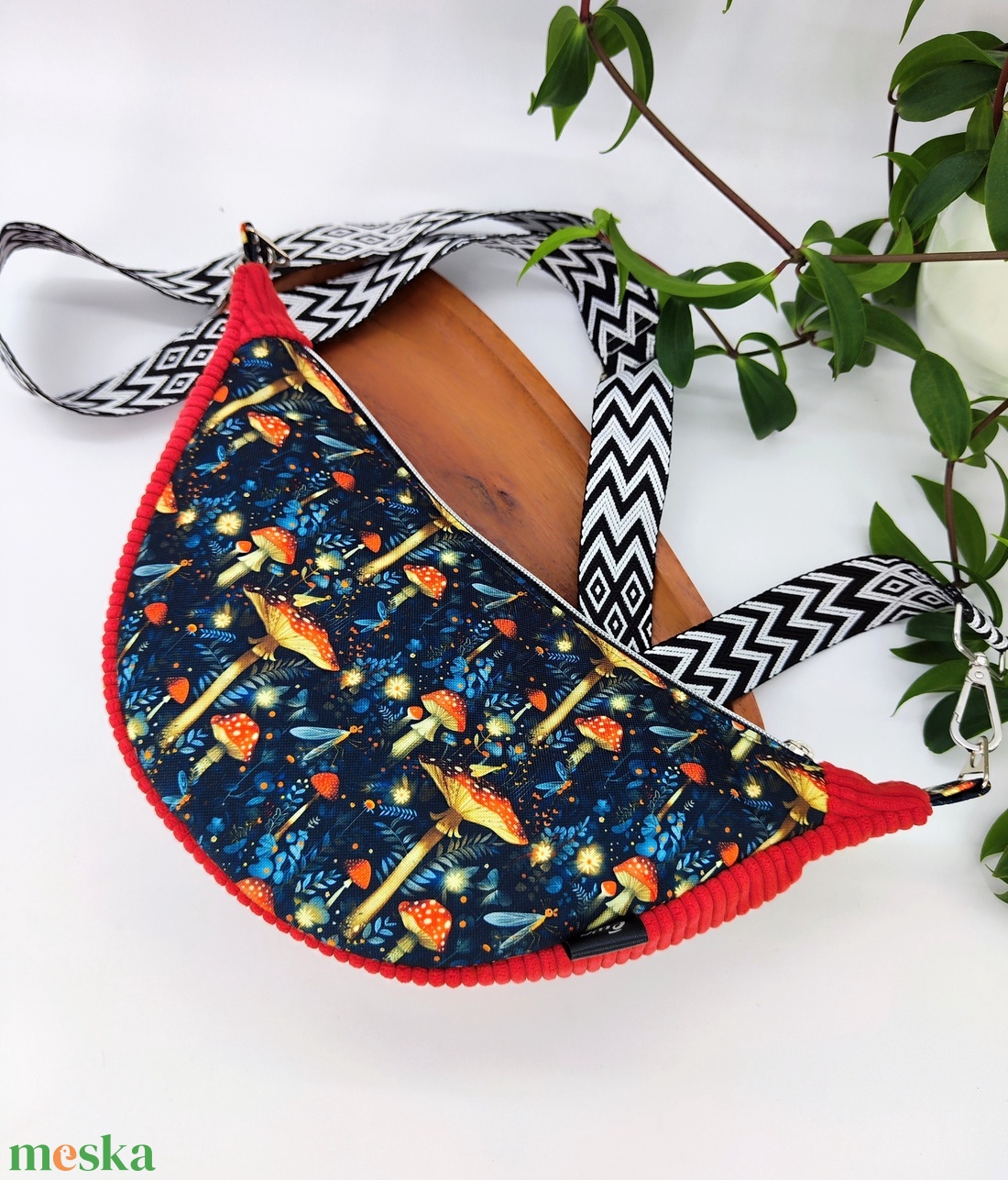 Moon crossbody, gomba-piros minta - táska & tok - kézitáska & válltáska - vállon átvethető táska - Meska.hu