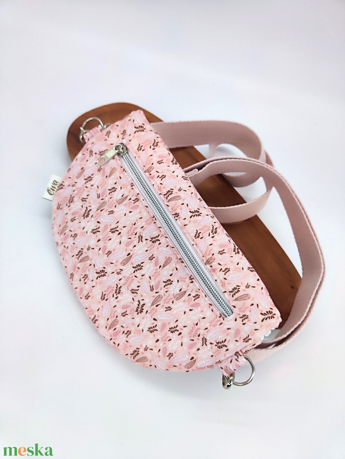 Mia crossbody, rózsaszín alapon barnás levelek övtáska - táska & tok - övtáska - Meska.hu