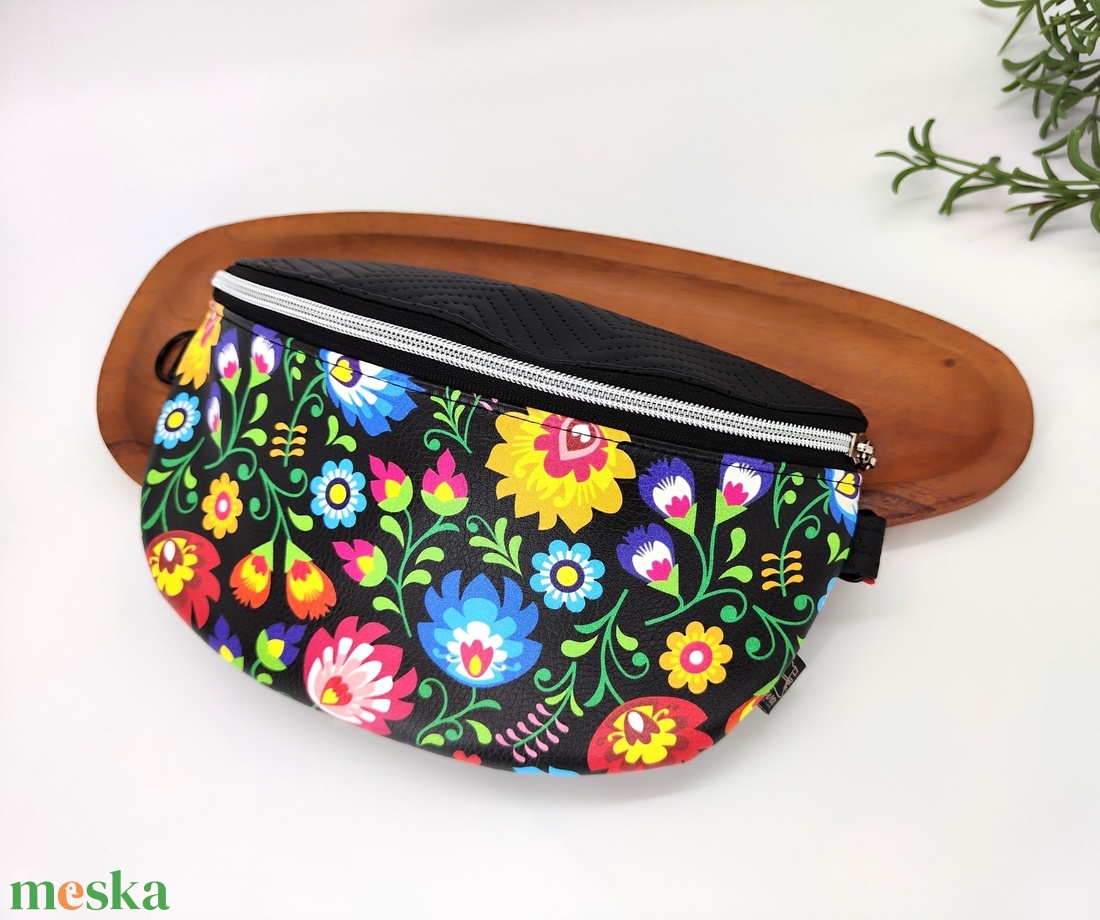 Mia crossbody, fekete népi virágos motívum övtáska - táska & tok - övtáska - Meska.hu
