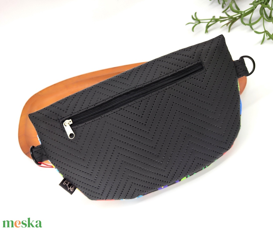 Mia crossbody, fekete népi virágos motívum övtáska - táska & tok - övtáska - Meska.hu