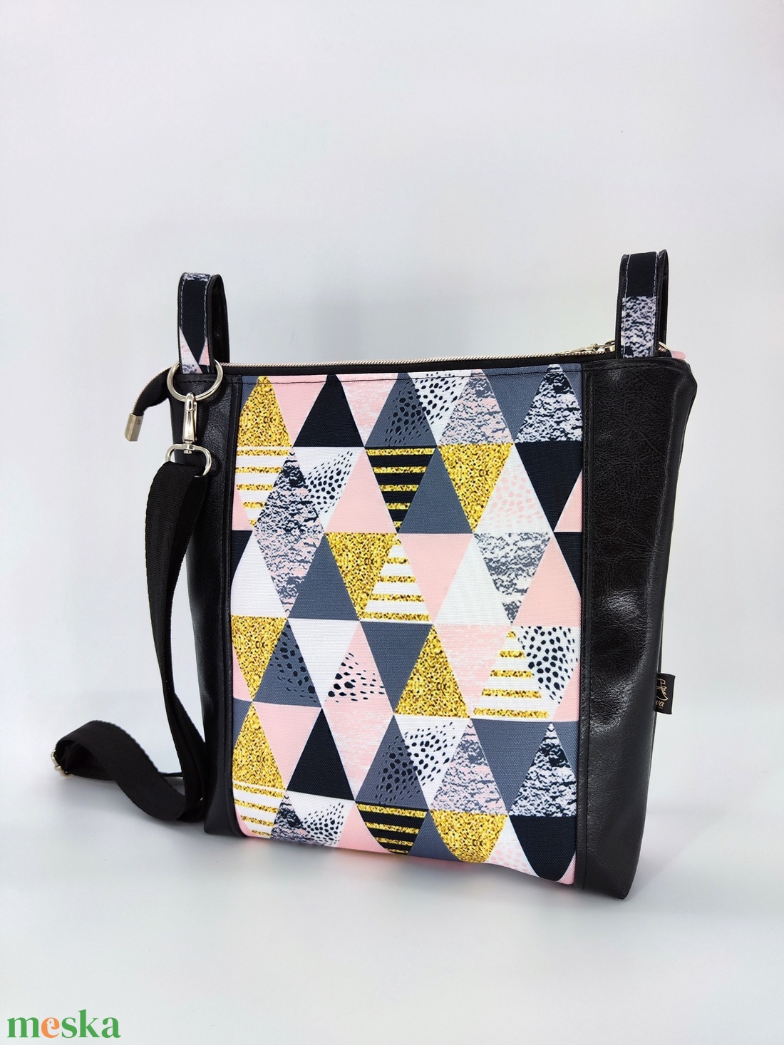 Lady oldaltáska S,  rózsaszín szürke háromszögek fekete textilbőrrel - táska & tok - kézitáska & válltáska - válltáska - Meska.hu