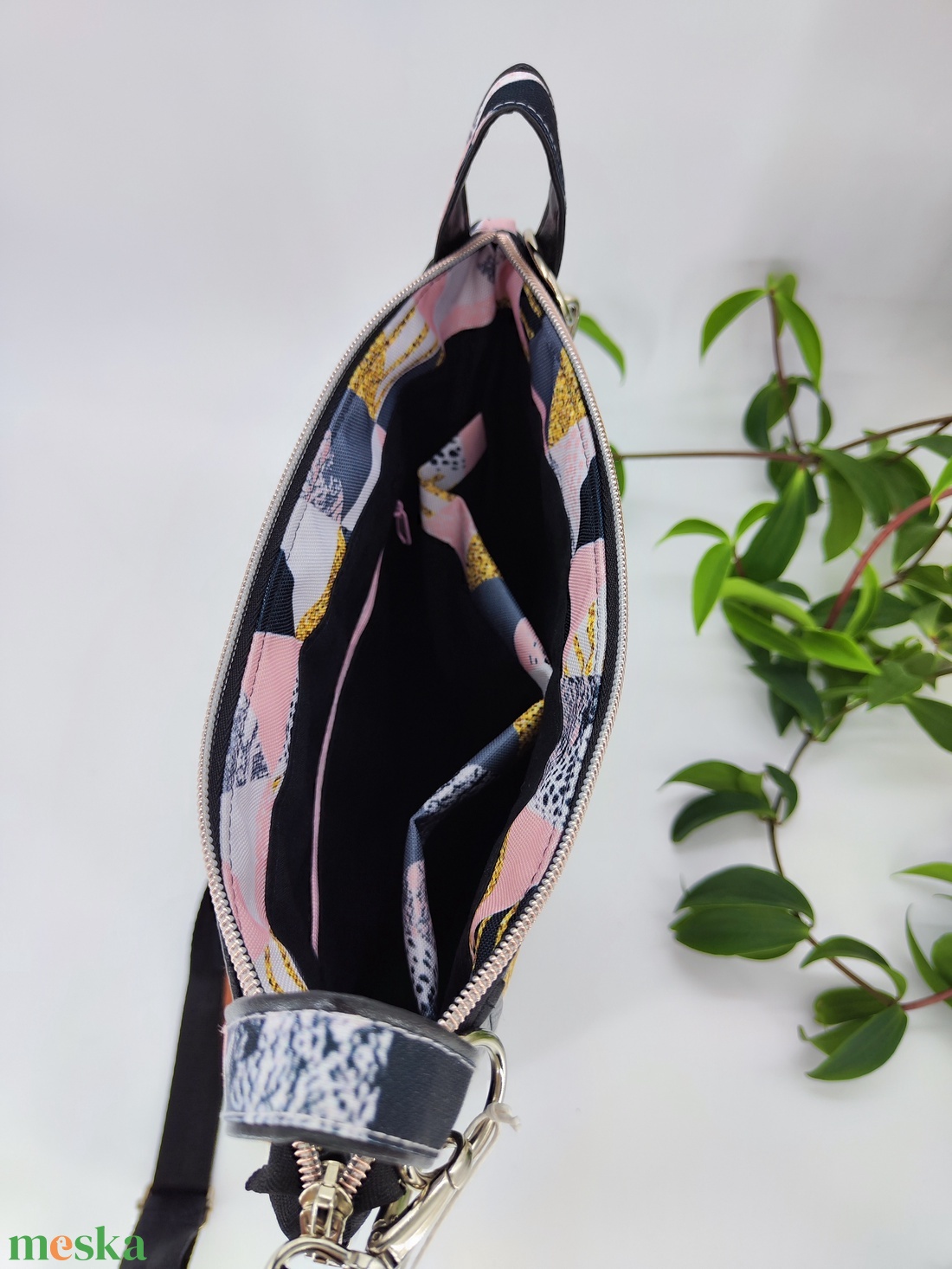 Lady oldaltáska S,  rózsaszín szürke háromszögek fekete textilbőrrel - táska & tok - kézitáska & válltáska - válltáska - Meska.hu