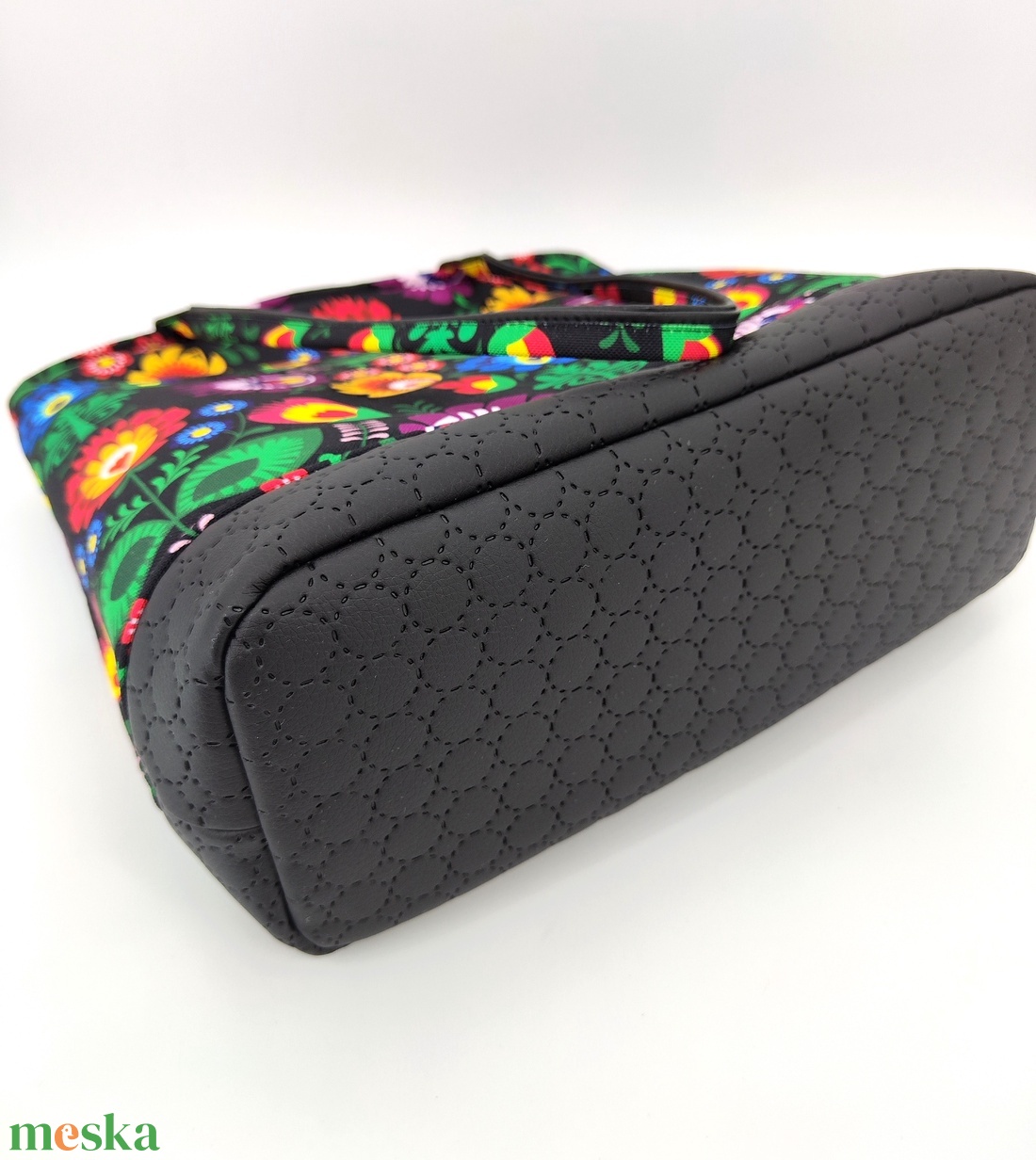 Zora válltáska fekete, népi motívumos virágok - táska & tok - kézitáska & válltáska - válltáska - Meska.hu