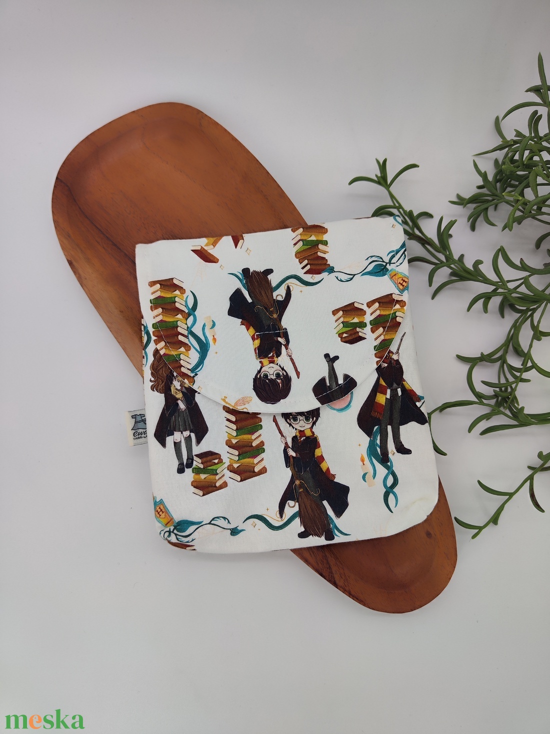 Uzsis, tízórai szütyő, tároló  - Harry Potter minta, fehér alapon Harry, Hermione és könyvek - táska & tok - uzsonna- & ebéd tartó - szendvics csomagoló - Meska.hu