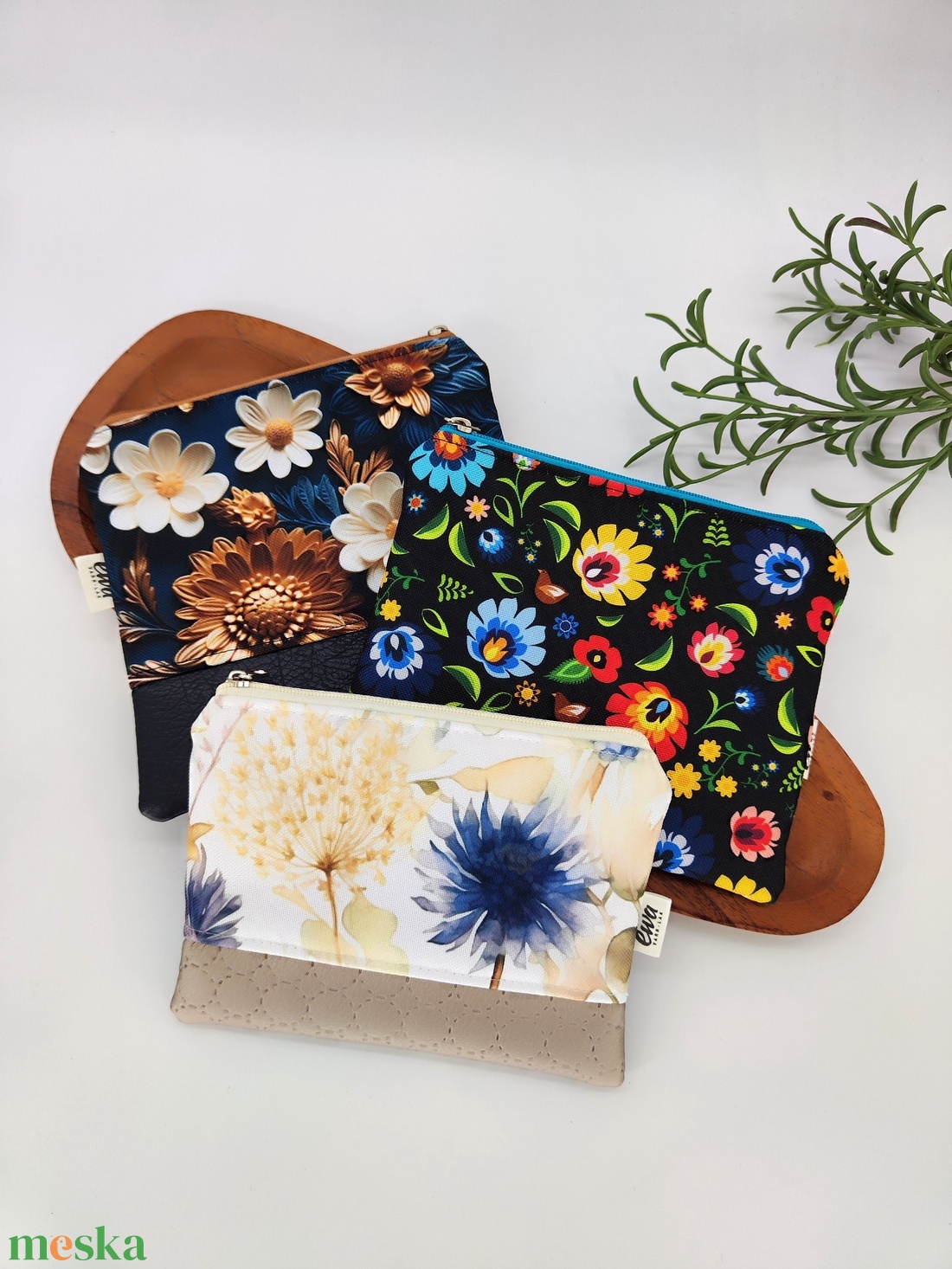 Mini cipzáros tároló - Virágos, fehér(elfogyott ), fekete és kék alapon - táska & tok - neszesszer - Meska.hu