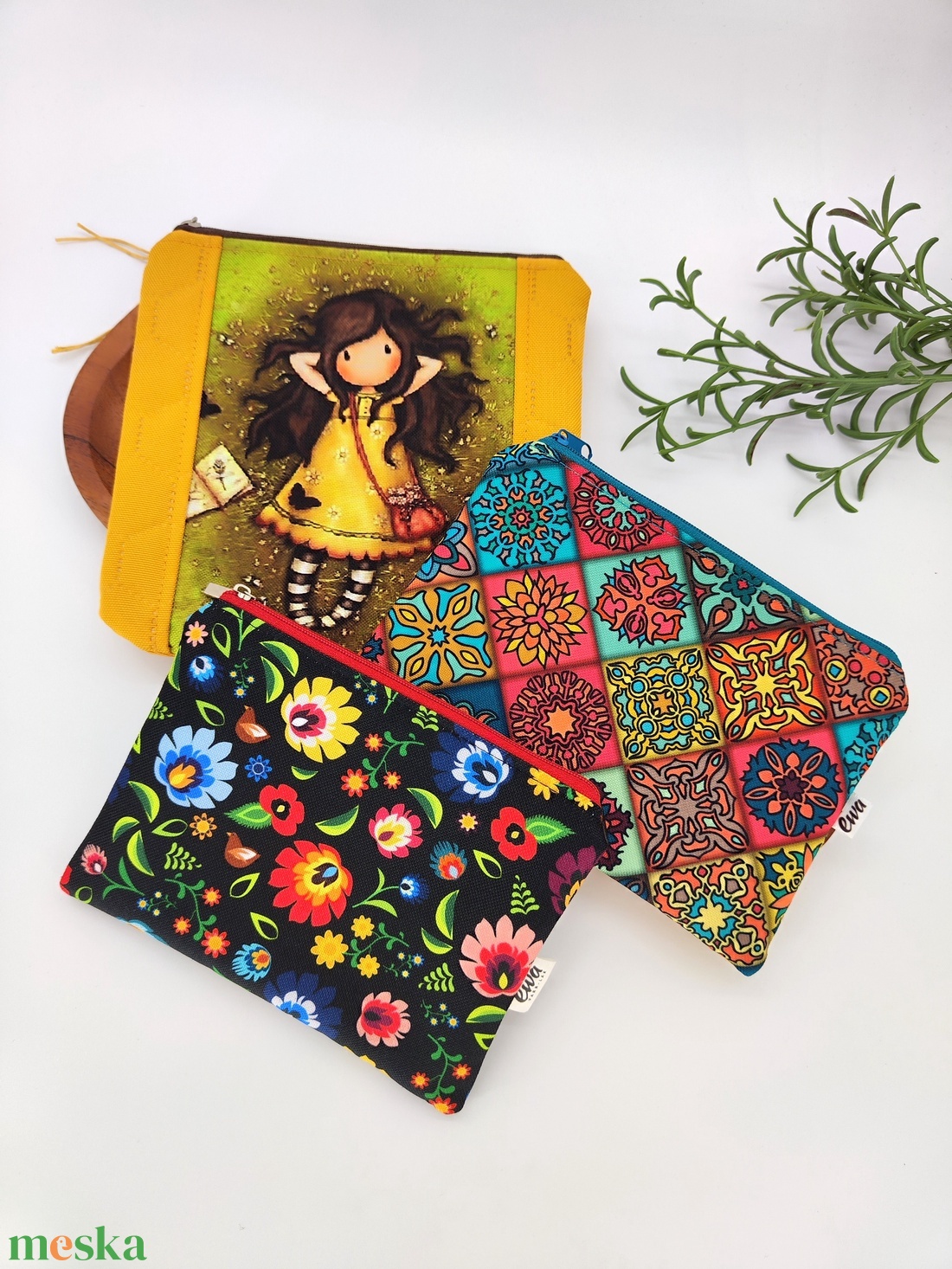 Mini cipzáros tároló -Mustár kislány, színes mozaik, népi virágospiros cipzár - táska & tok - neszesszer - Meska.hu