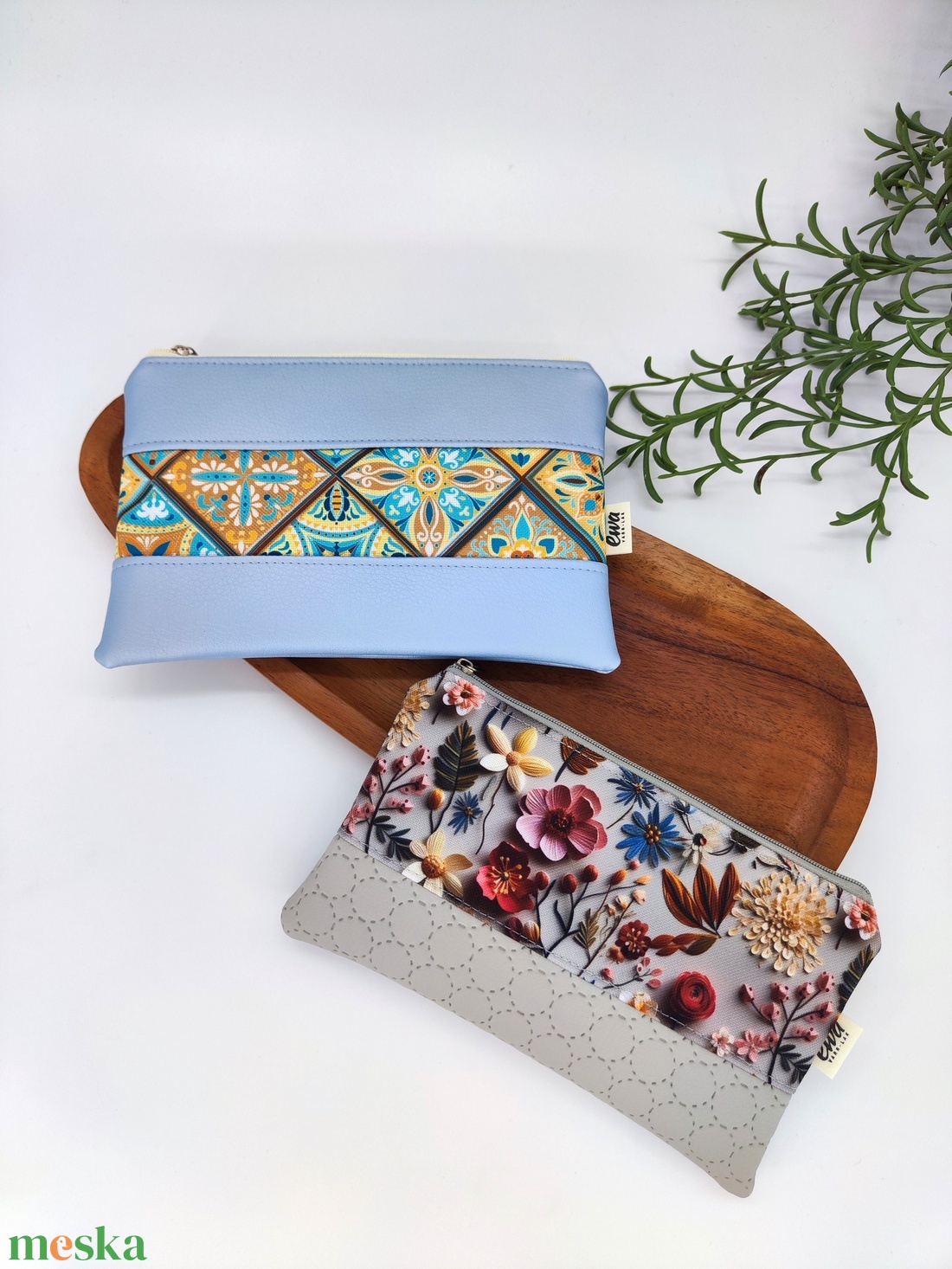 Mini cipzáros tároló - Virágos szürke alappal, Csempeminta jégkék alappal - táska & tok - neszesszer - Meska.hu