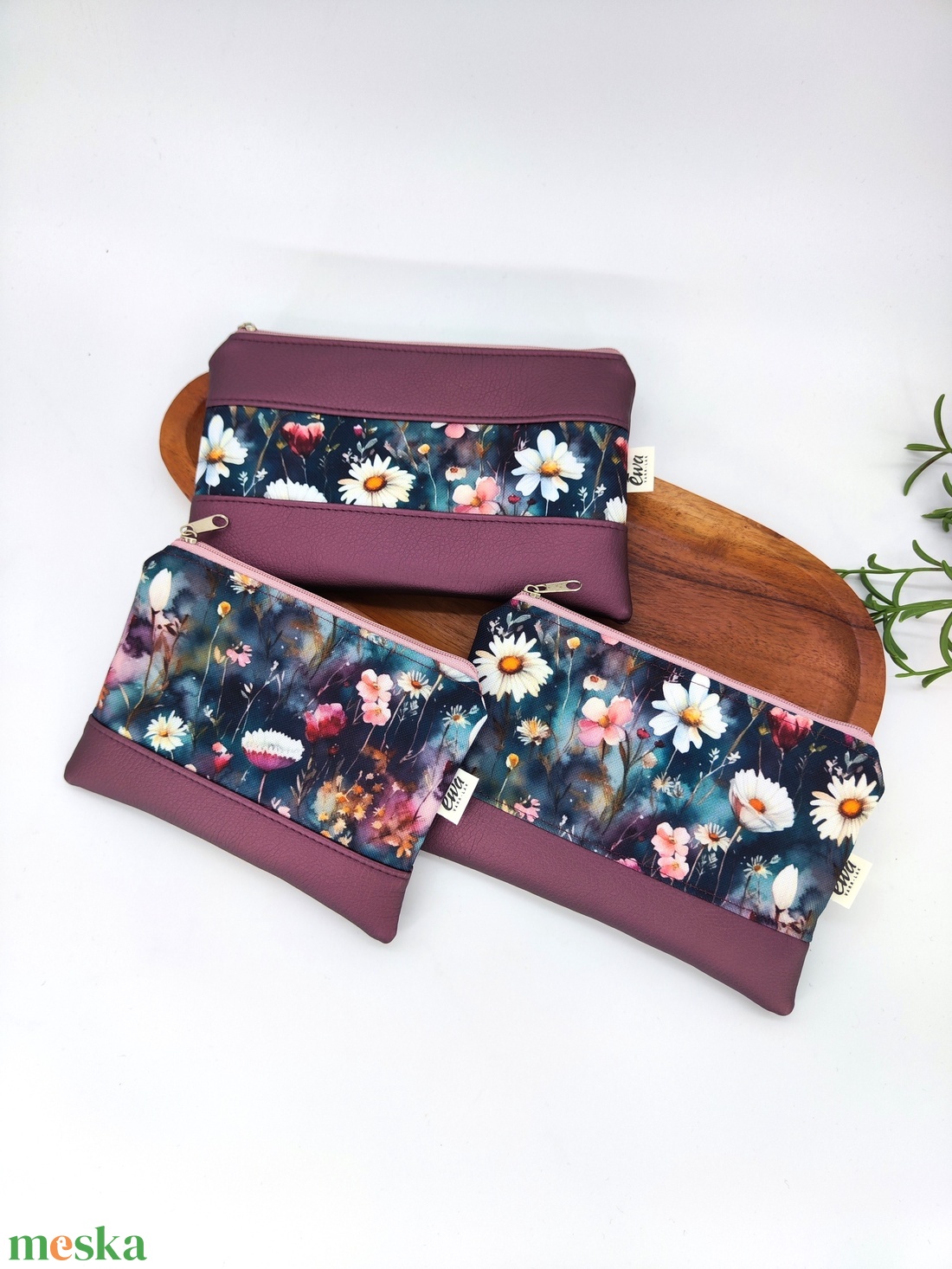 Mini cipzáros tároló Lila/ padlizsán szín- Középen virágos minta, Virágos minta szélesebb, Virágos minta kisebb - táska & tok - neszesszer - Meska.hu