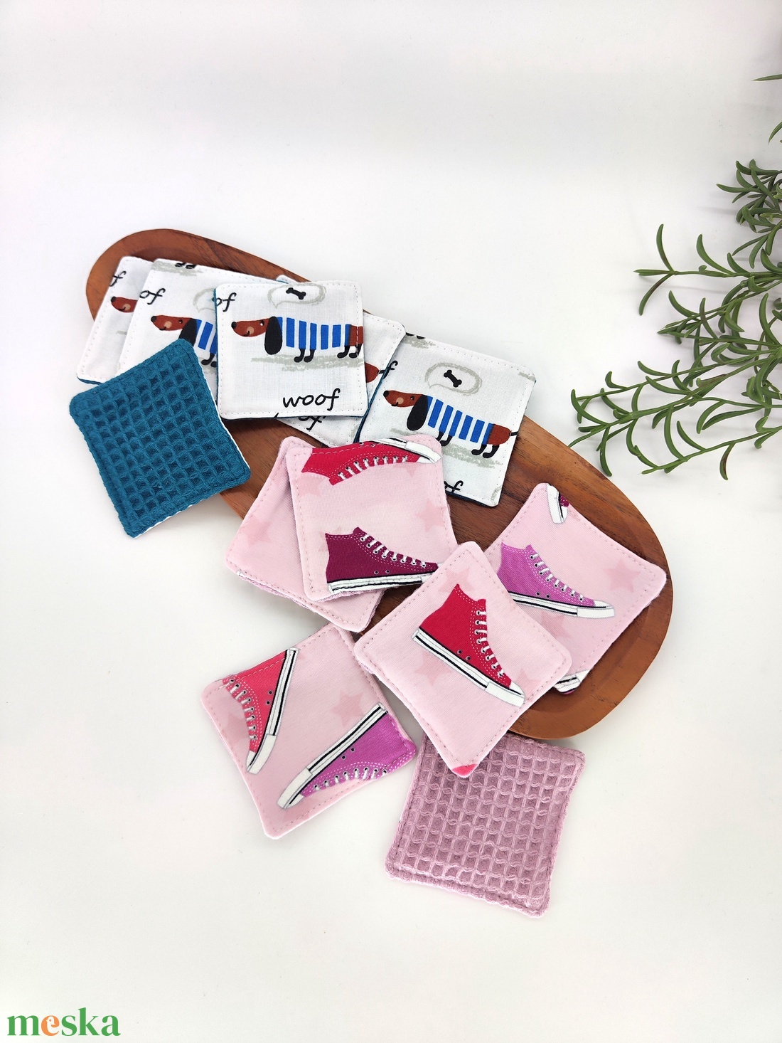 Mosható arctisztító korong -Vidám minta - Színes tornacipő - Tacskós - szépségápolás - arcápolás - arctisztító korong - Meska.hu