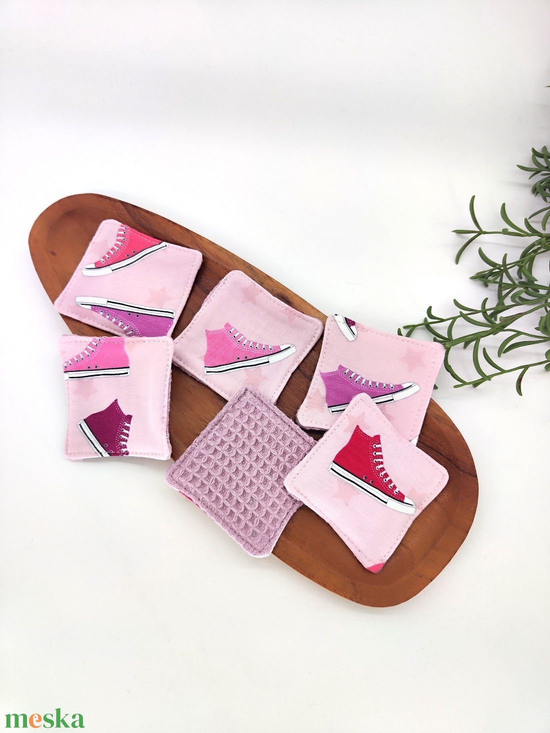 Mosható arctisztító korong -Vidám minta - Színes tornacipő - Tacskós - szépségápolás - arcápolás - arctisztító korong - Meska.hu