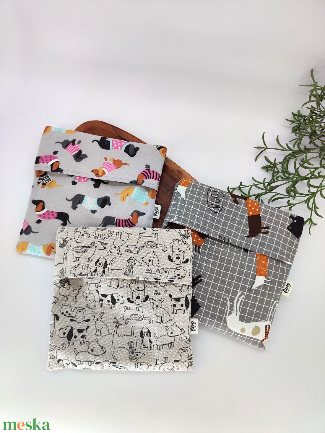 Tízórais / Uzsis zsák Kutyás minta - Fekete natúr alapon, Kockás alapon színes kutya, Színes tacskók - táska & tok - uzsonna- & ebéd tartó - szendvics csomagoló - Meska.hu