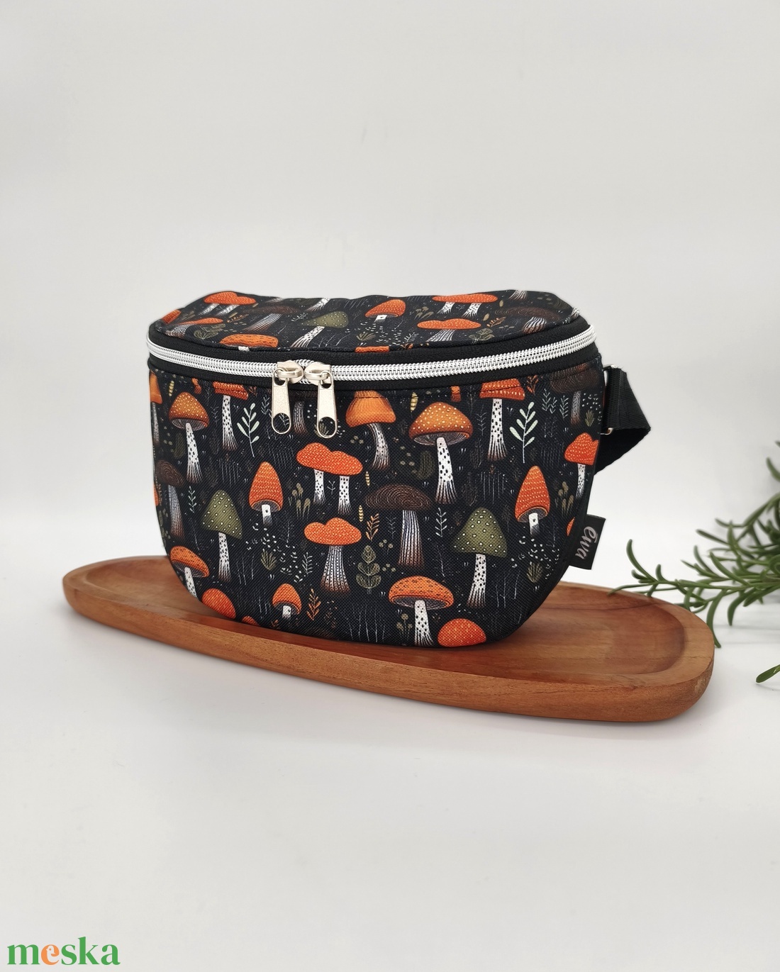 Emily crossbody Mini méret gombák fekete alapon - táska & tok - kézitáska & válltáska - vállon átvethető táska - Meska.hu